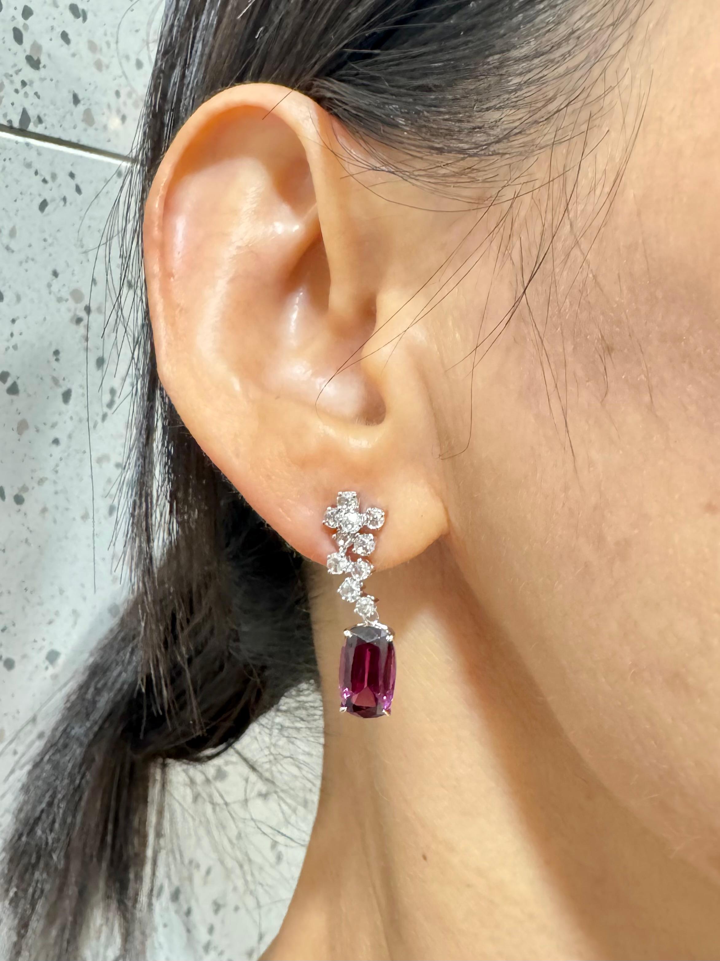 ¡Eche un vistazo al vídeo en alta definición! He aquí un par excepcional de pendientes de granate rodolita. Los pendientes están engastados en oro blanco de 18 quilates y diamantes. Hay 20 nuevos diamantes talla rosa que suman 0,63 quilates. Los dos