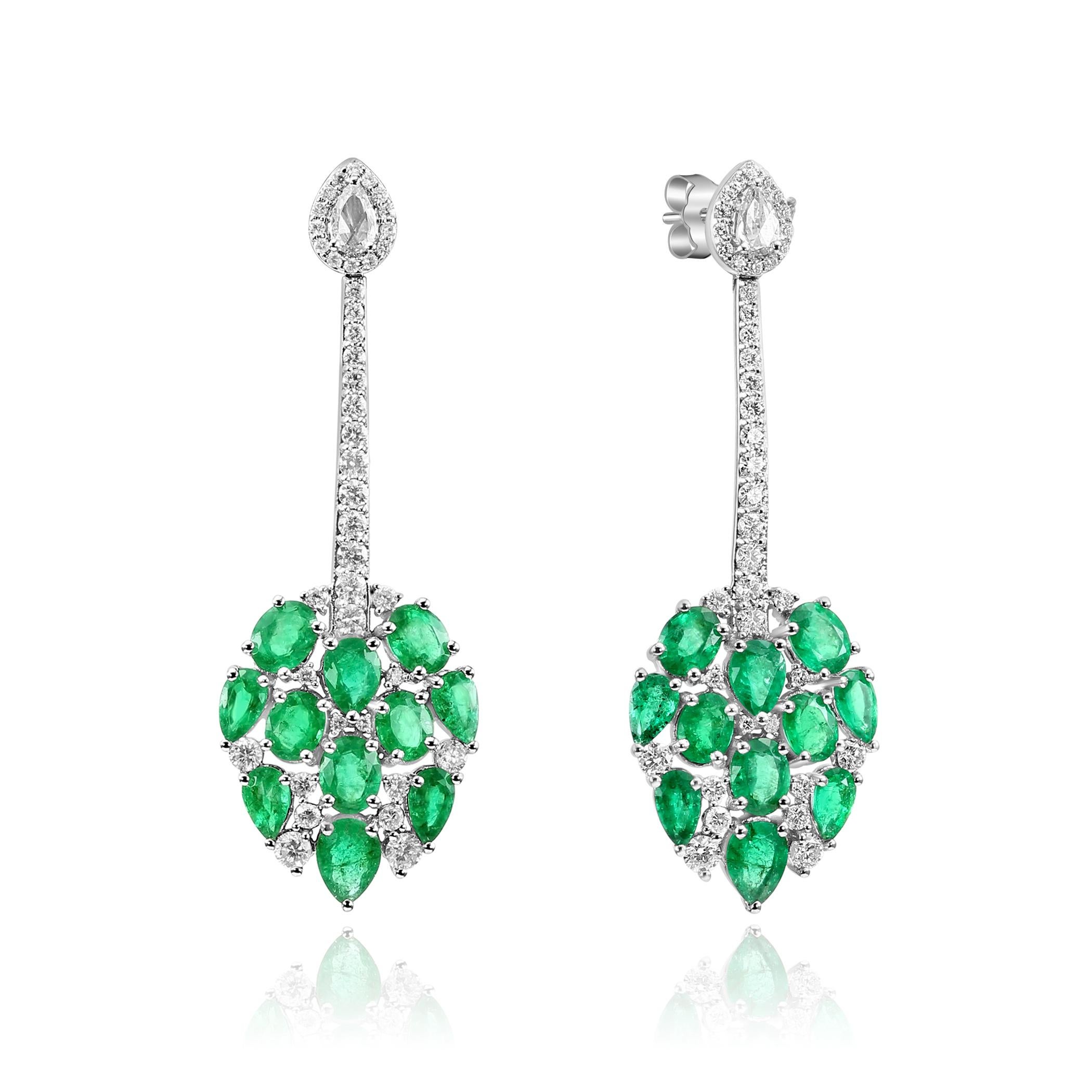 Concediti un'eleganza senza tempo con questi orecchini penzolanti in oro bianco 18 carati, realizzati con maestria per mostrare la bellezza vivida degli smeraldi naturali e la brillantezza dei diamanti. Questo squisito design è caratterizzato