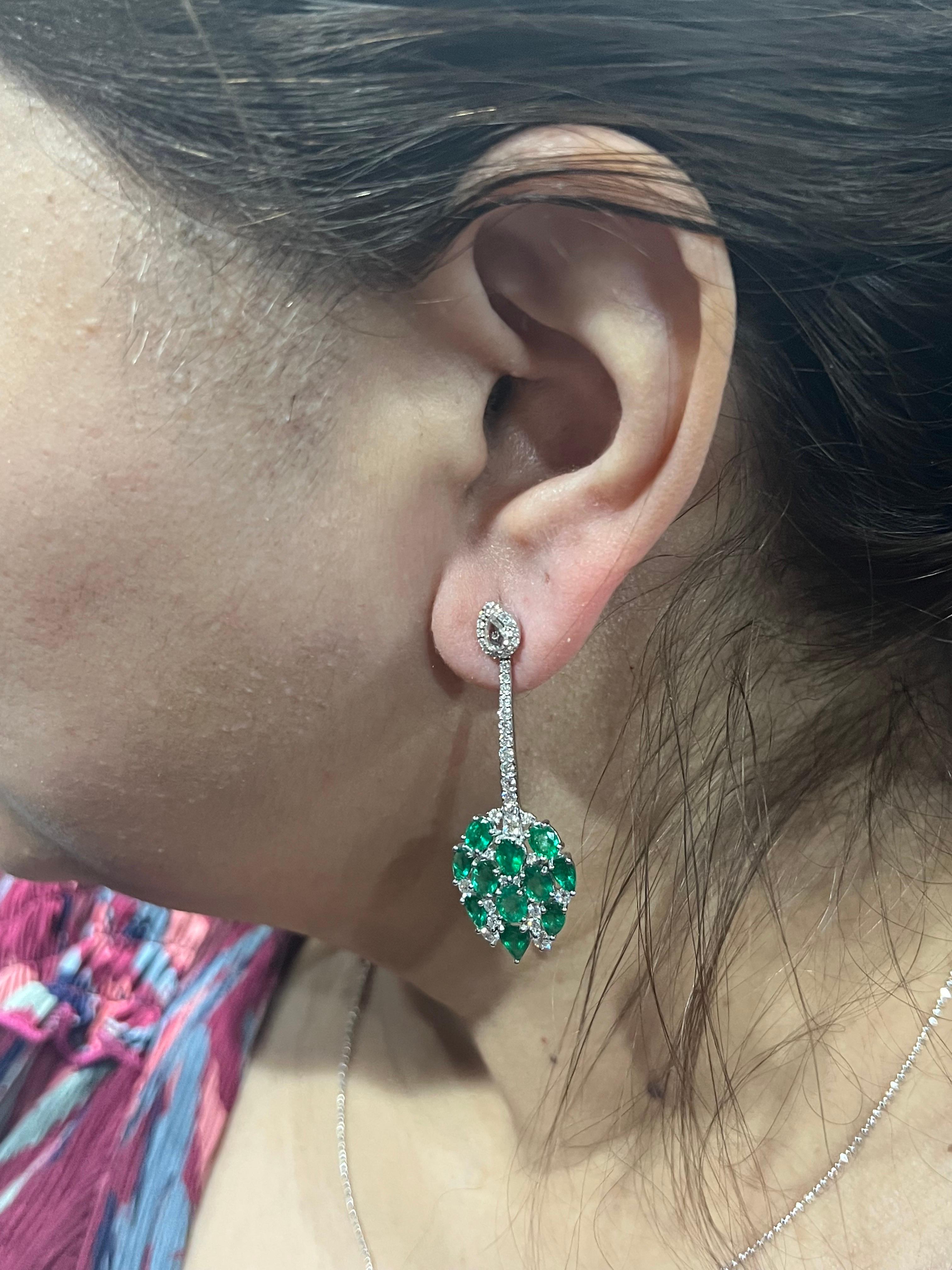 Orecchini in oro 18 carati da 5,74 carati con smeraldi ovali e diamanti bianchi tondi/pera In condizioni Nuovo in vendita a New York, NY