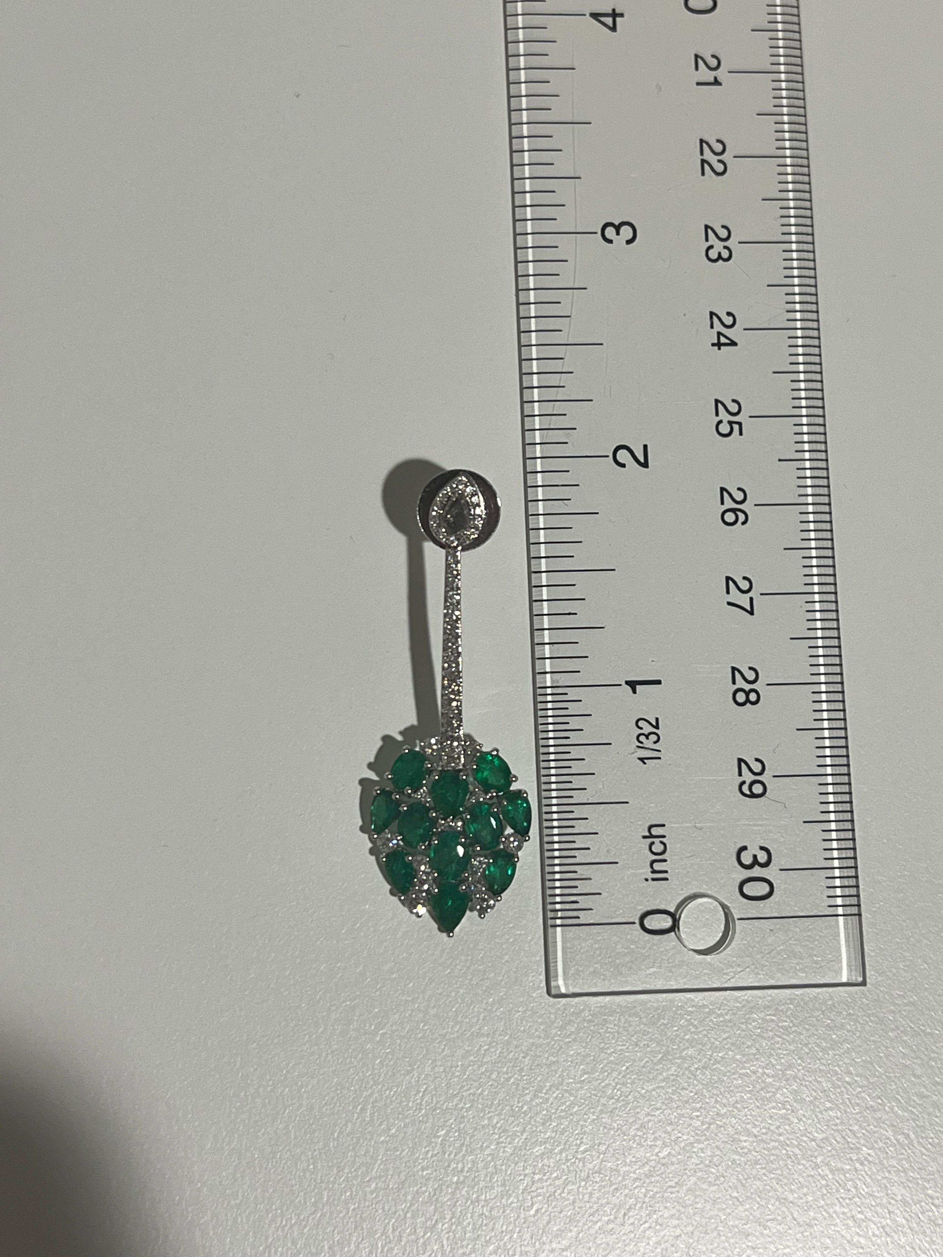 Orecchini in oro 18 carati da 5,74 carati con smeraldi ovali e diamanti bianchi tondi/pera in vendita 1