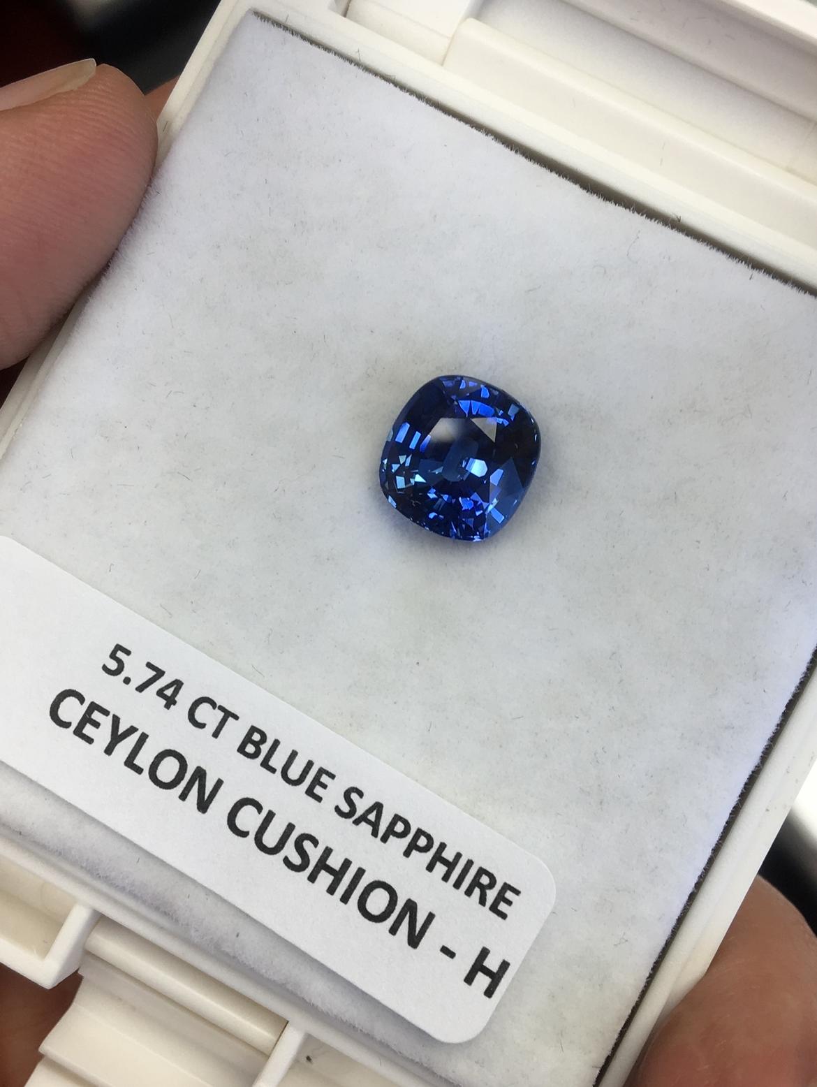 5,74ct Kissen Ceylon Blue Sapphire Platin Ring. GIA-zertifiziert. im Zustand „Hervorragend“ im Angebot in Los Angeles, CA