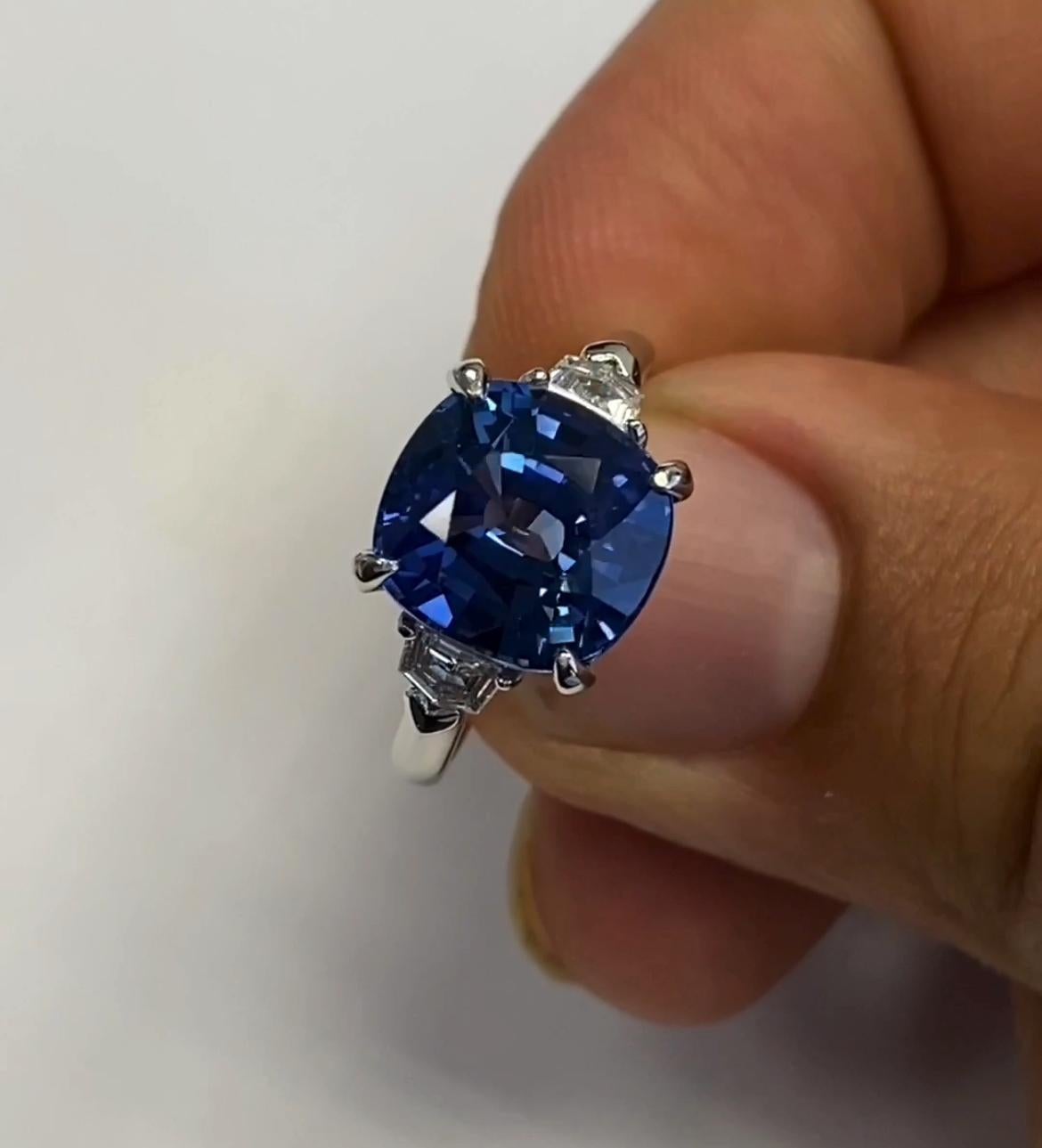 Women's 5.74ct cushion Ceylon Blue Sapphire platinum ring. GIA certified. For Sale
