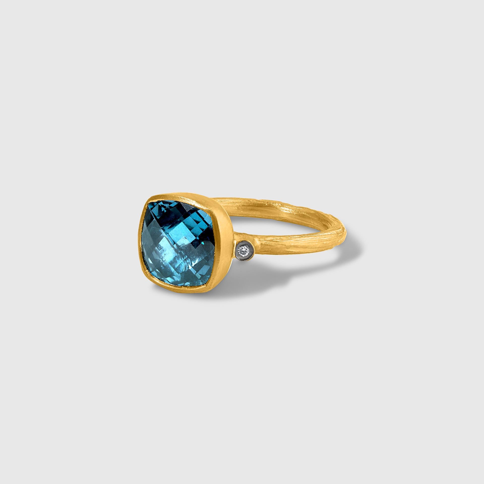 Round Cut 5.74ct Faceted Checkerboard London Blue Topaz & Diamond Ring 24kt Gold & Silver For Sale