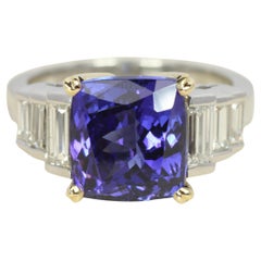 Anello cocktail con tanzanite da 5,74 carati e diamanti baguette da 1,00 carati in platino e 18 carati