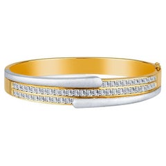 Bracelet jonc à charnière en or jaune 18 carats avec diamants taille baguette de 5,75 carats