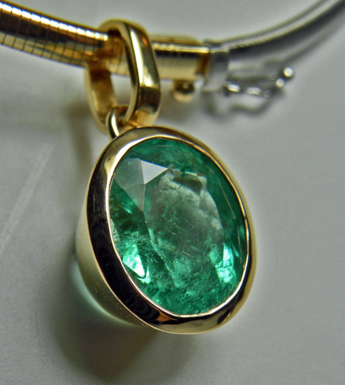 Emeralds Maravellous 5,75 Karat Oval kolumbianischen Smaragd Solitär-Anhänger 18K (Zeitgenössisch) im Angebot
