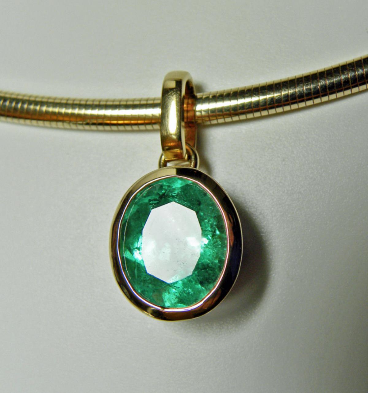 Women's Emeralds Maravellous 5.75 Carat Oval Colombian Emerald Solitaire Pendant 18K For Sale