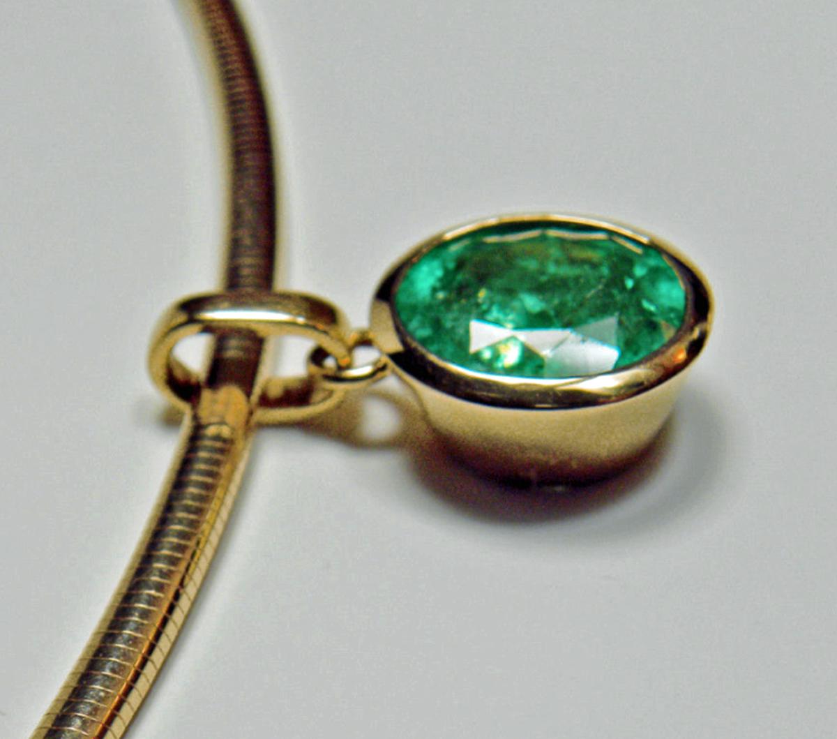 Emeralds Maravellous 5.75 Carat Oval Colombian Emerald Solitaire Pendant 18K For Sale 1