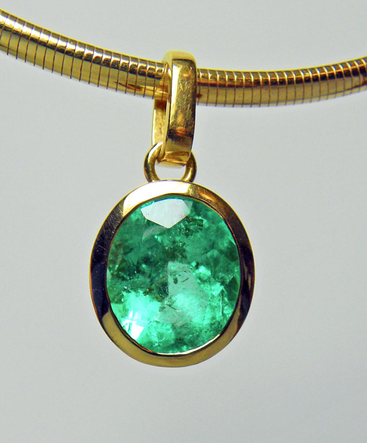 Emeralds Maravellous 5.75 Carat Oval Colombian Emerald Solitaire Pendant 18K For Sale 2