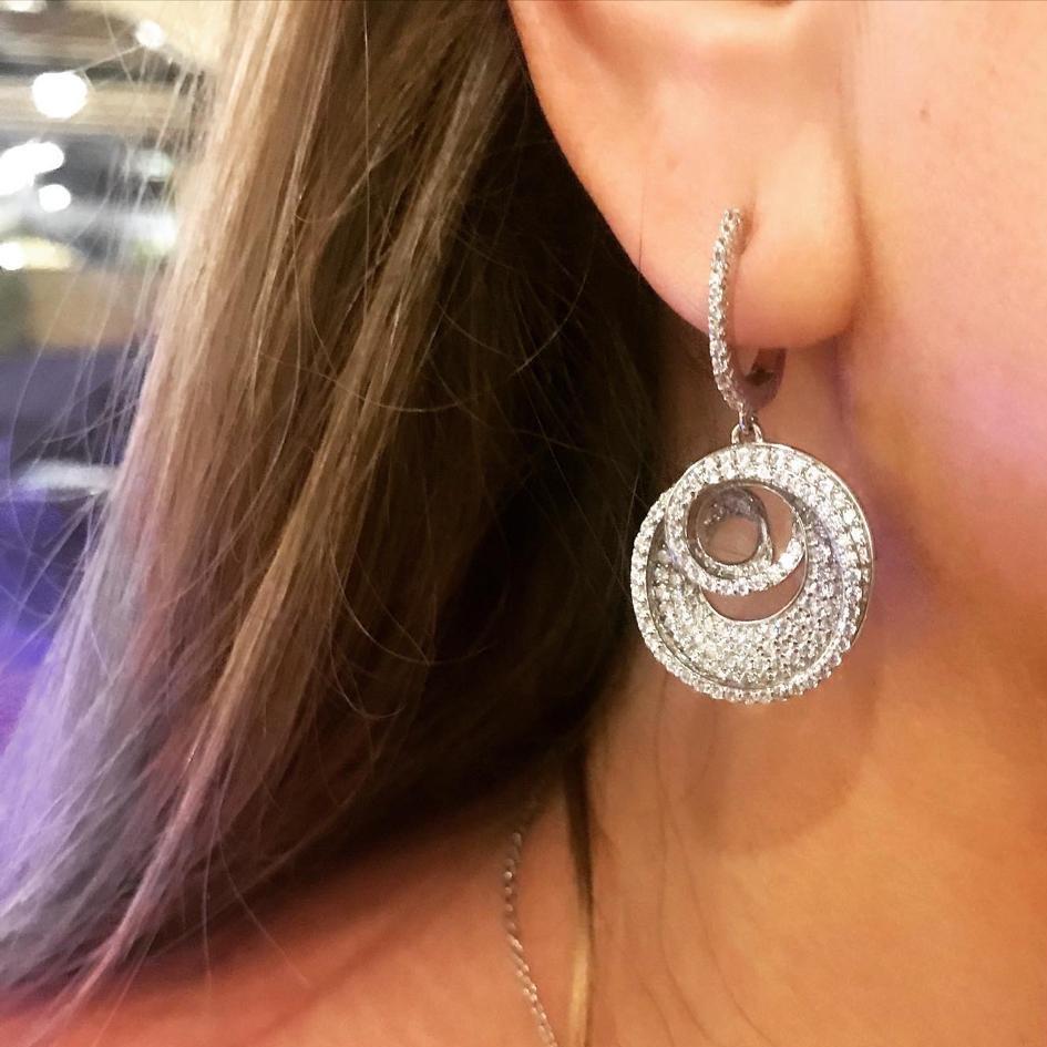 Une paire exquise de boucles d'oreilles en forme de spirale, dans un design contemporain unique.

Il comprend 390 zircons cubiques ronds et brillants, suspendus sous un fermoir à levier serti de brillants ronds éblouissants.

Composé d'argent