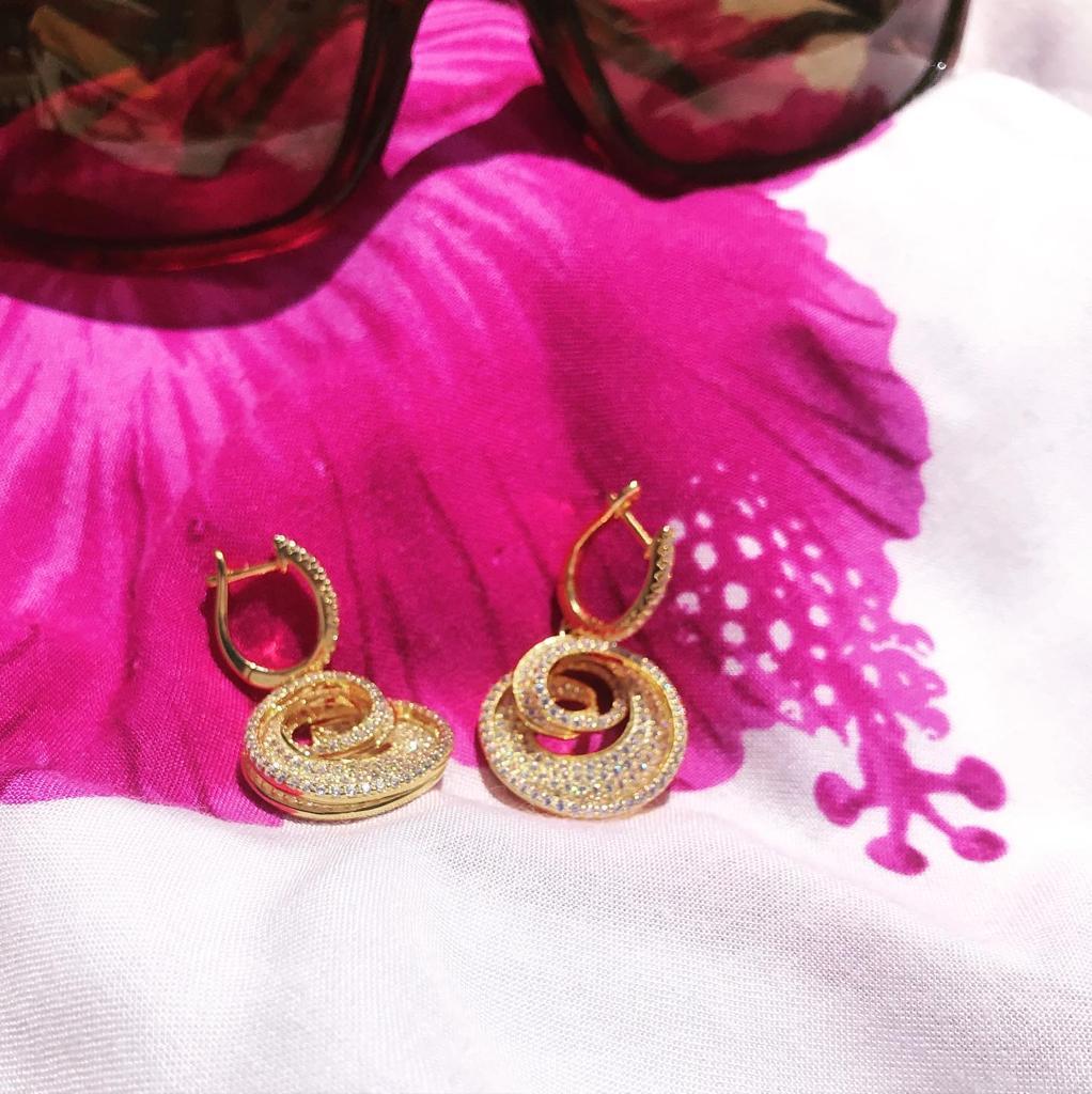 Boucles d'oreilles pendantes en forme de spirale en or jaune avec zirconia cubique de 5,75 carats Neuf - En vente à London, GB