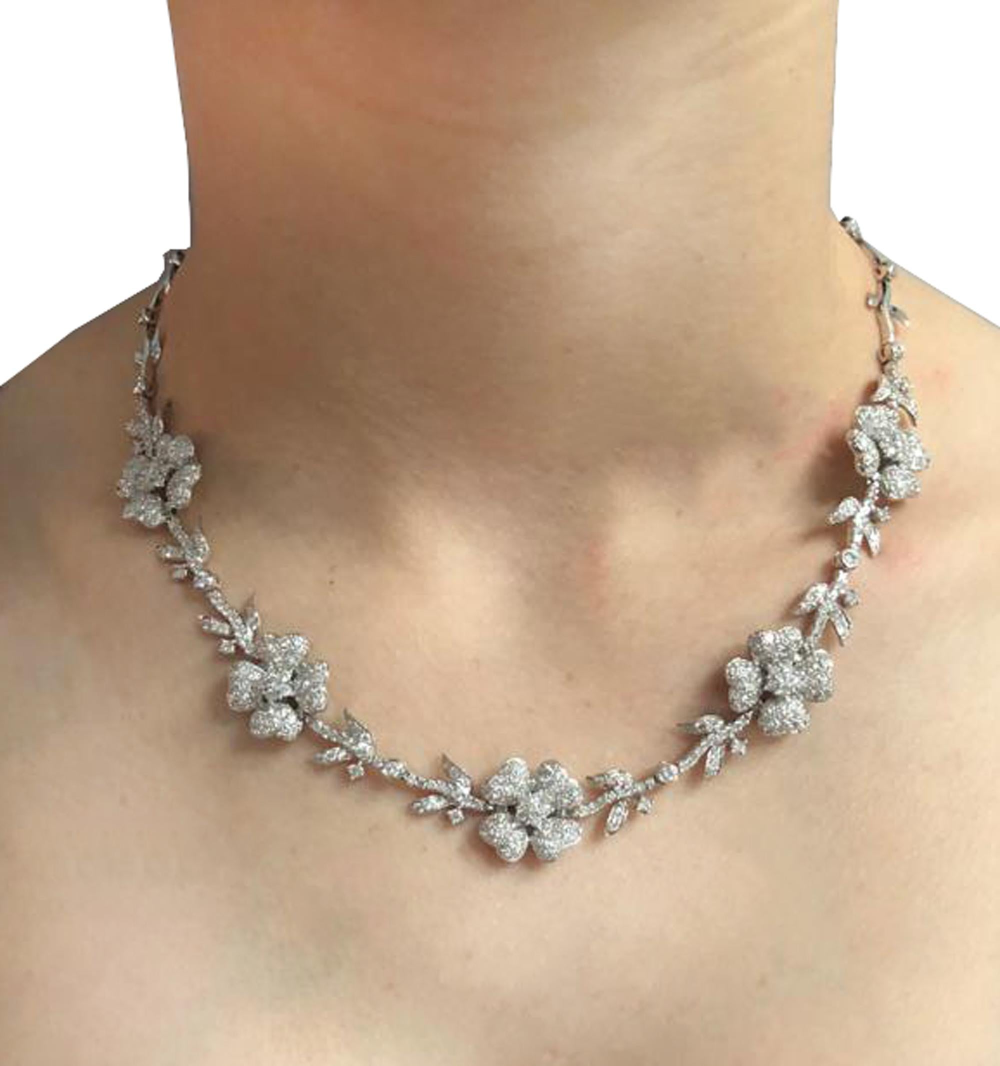 5.75 Carat Diamond Flower Necklace In Excellent Condition In Miami, FL
