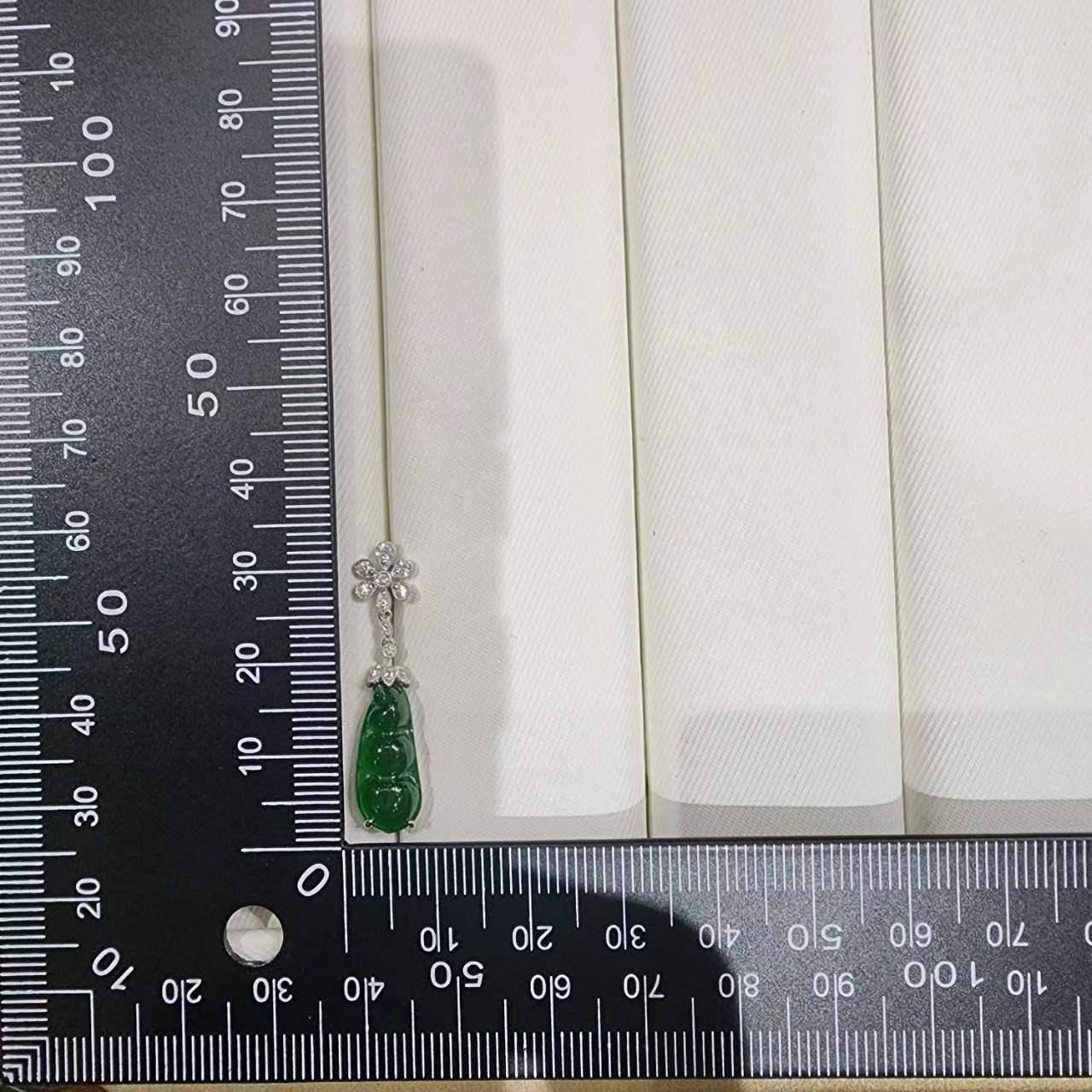 Taglio rotondo Orecchino a goccia di giada e diamanti da 5,75 carati in platino e oro 18 carati in vendita