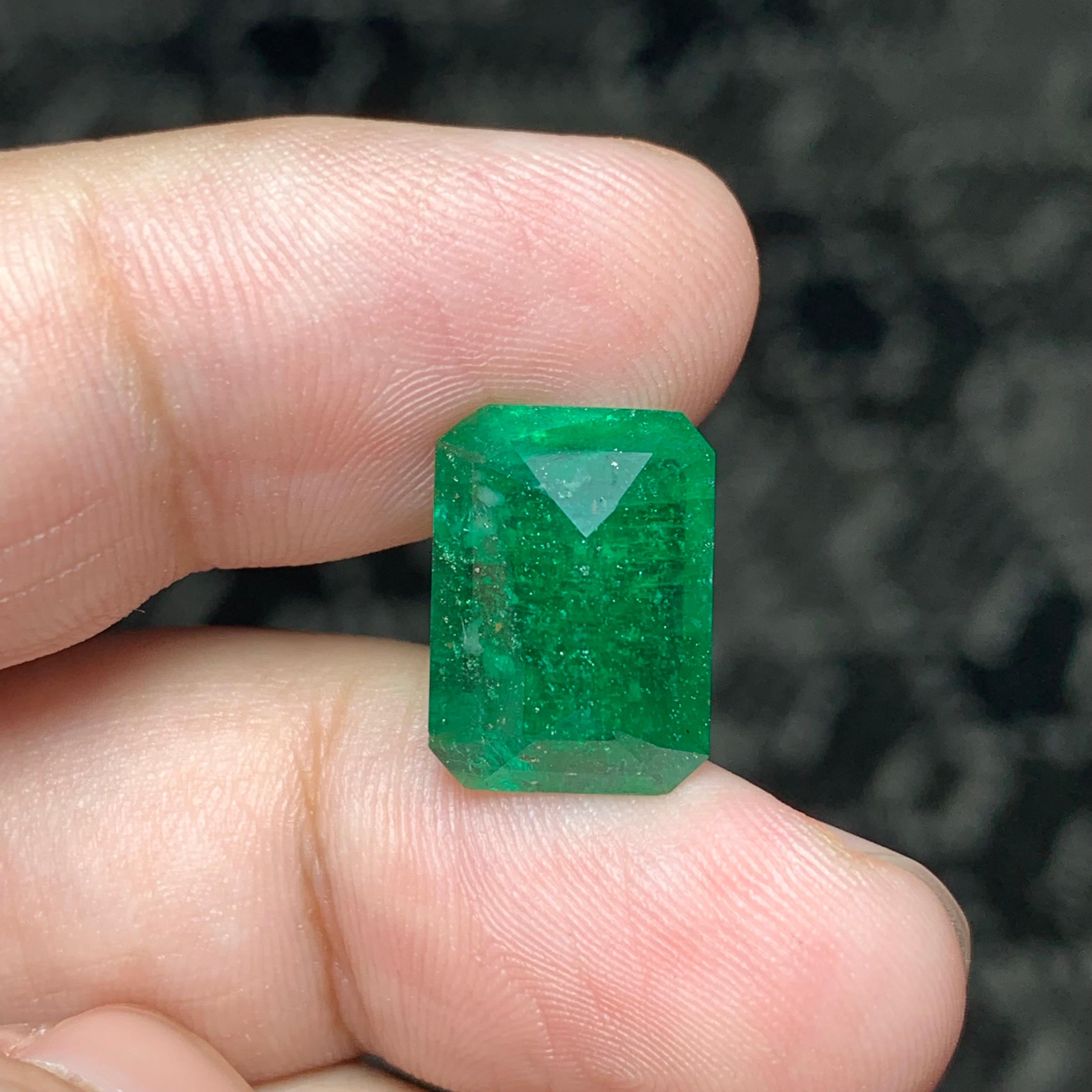 5.75 Carat Natural Loose Pure Green Emerald Gemstone From Swat Mine For Sale 4