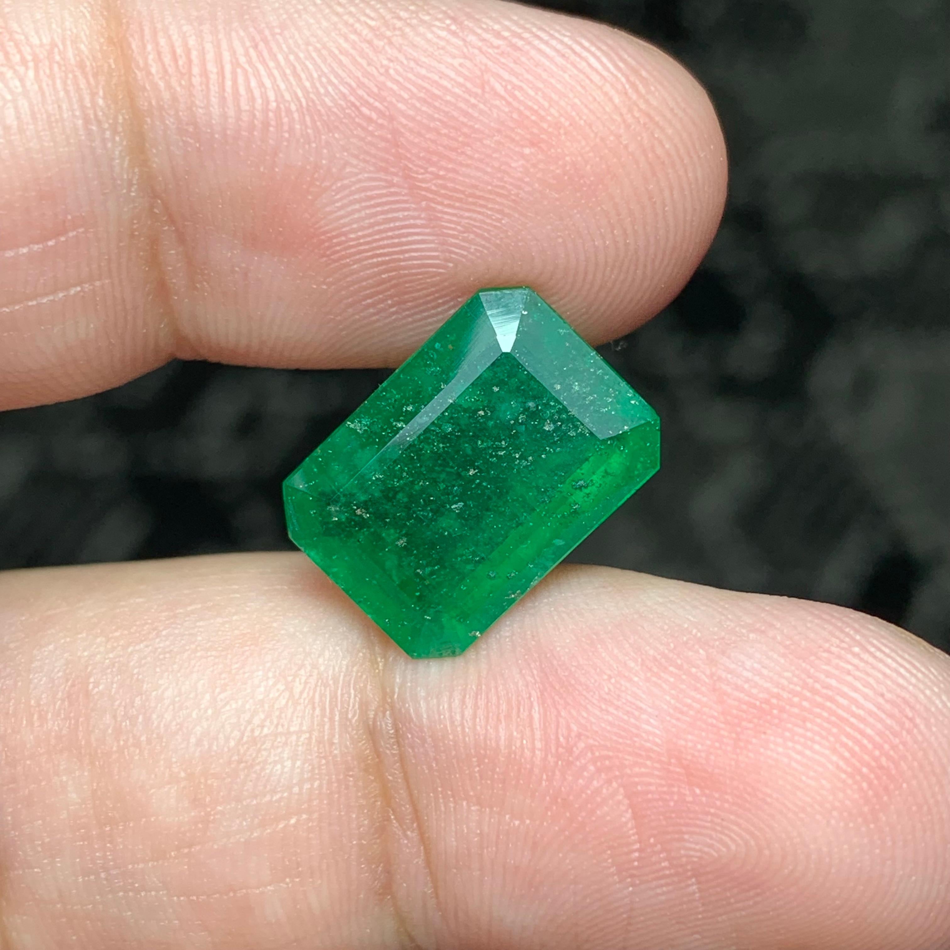 5.75 Carat Natural Loose Pure Green Emerald Gemstone From Swat Mine For Sale 6