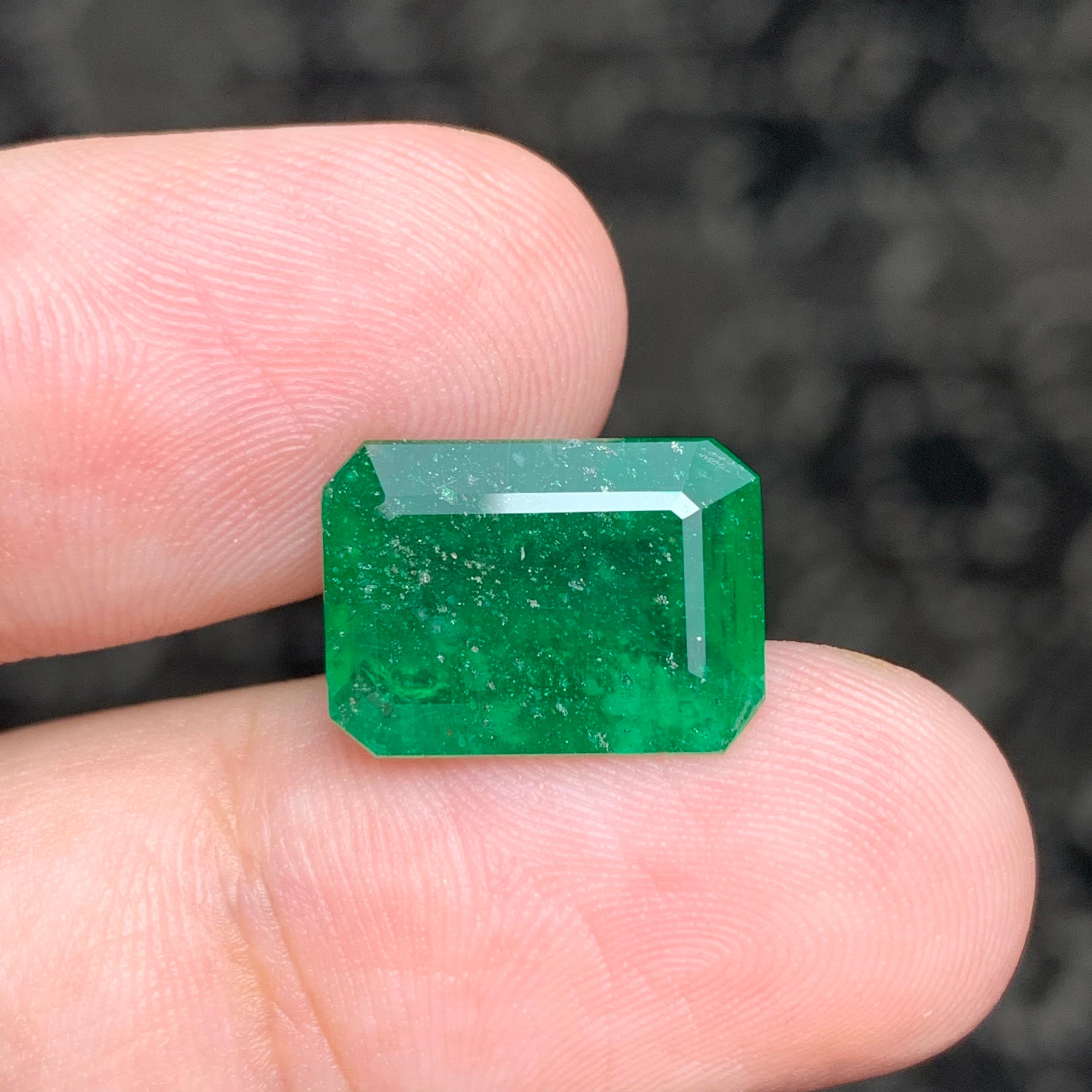 Arts and Crafts 5.75 Carat Natural Loose Pure Green Emerald Gemstone From Swat Mine For Sale