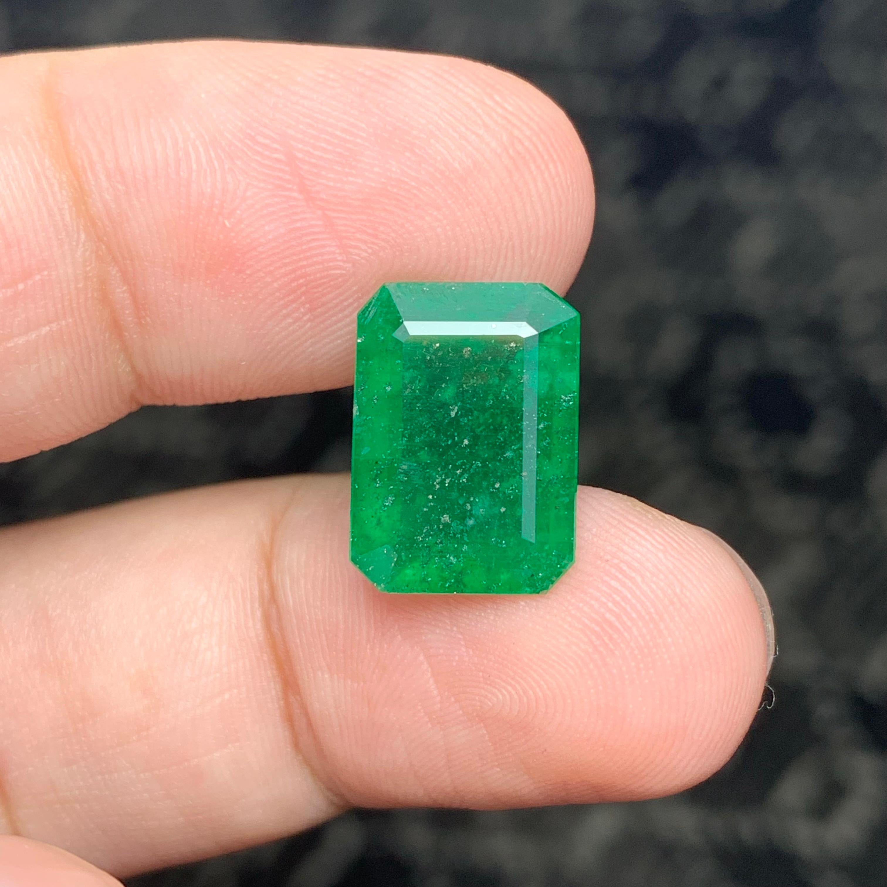 Emerald Cut 5.75 Carat Natural Loose Pure Green Emerald Gemstone From Swat Mine For Sale