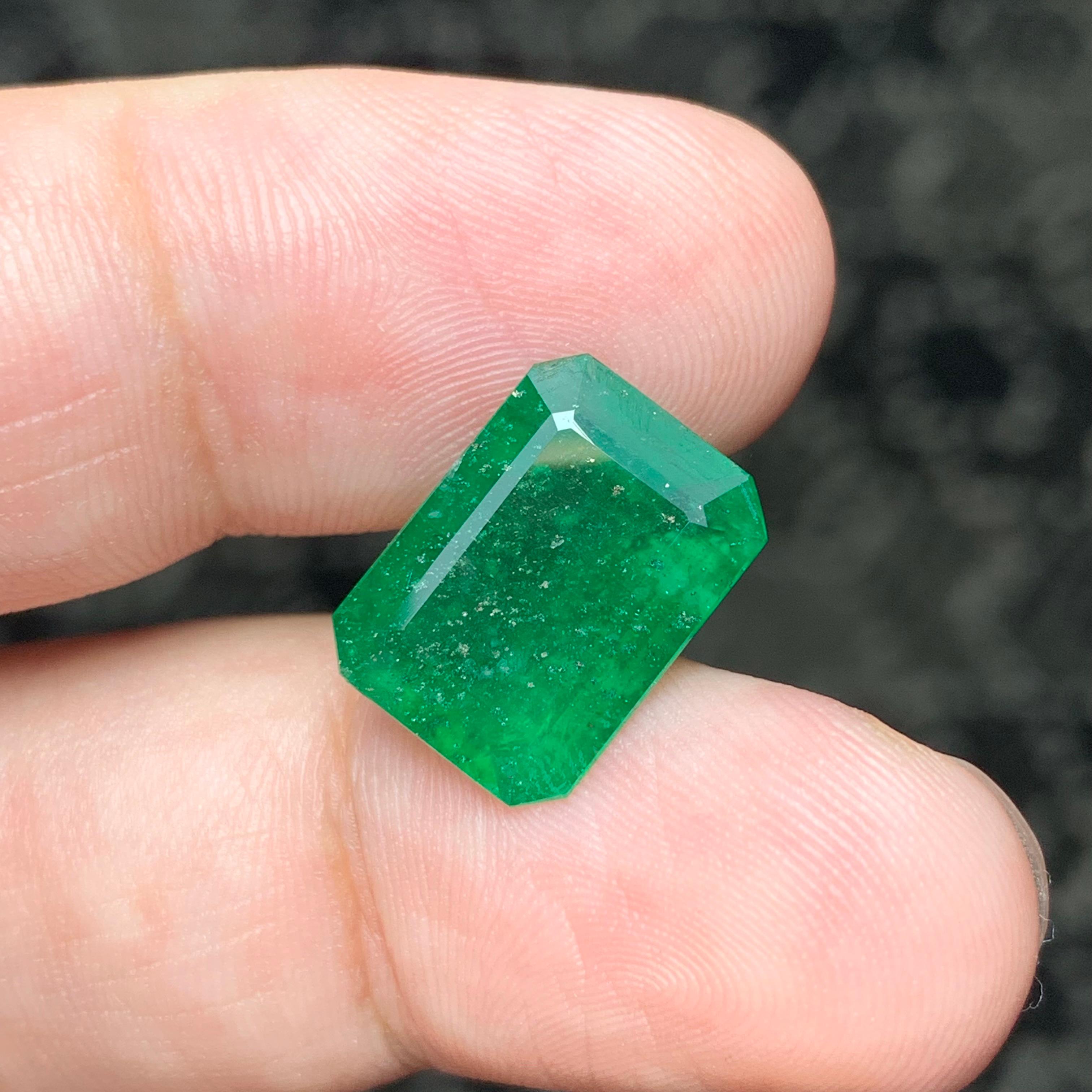 5.75 Carat Natural Loose Pure Green Emerald Gemstone From Swat Mine In New Condition For Sale In Peshawar, PK