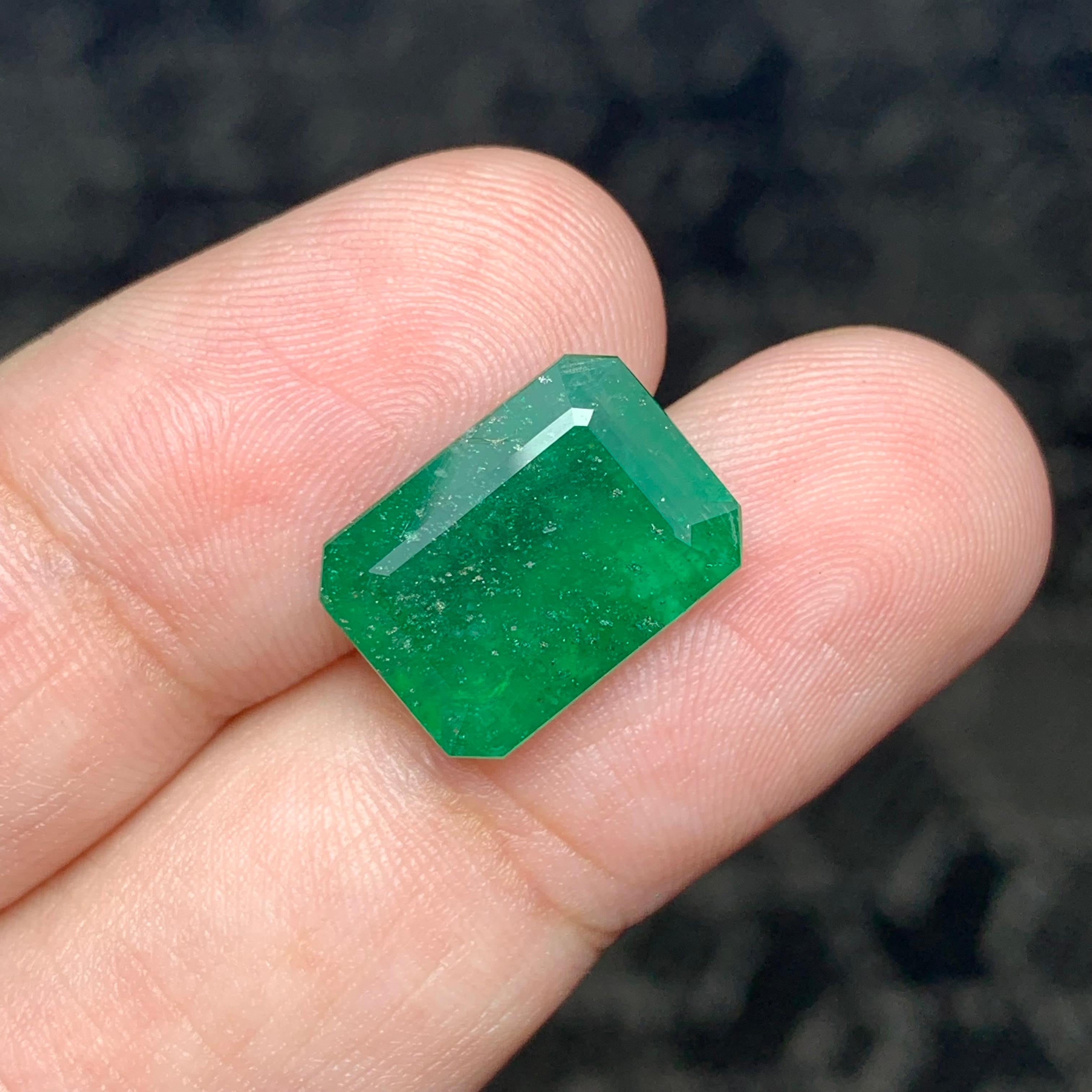 Women's or Men's 5.75 Carat Natural Loose Pure Green Emerald Gemstone From Swat Mine For Sale