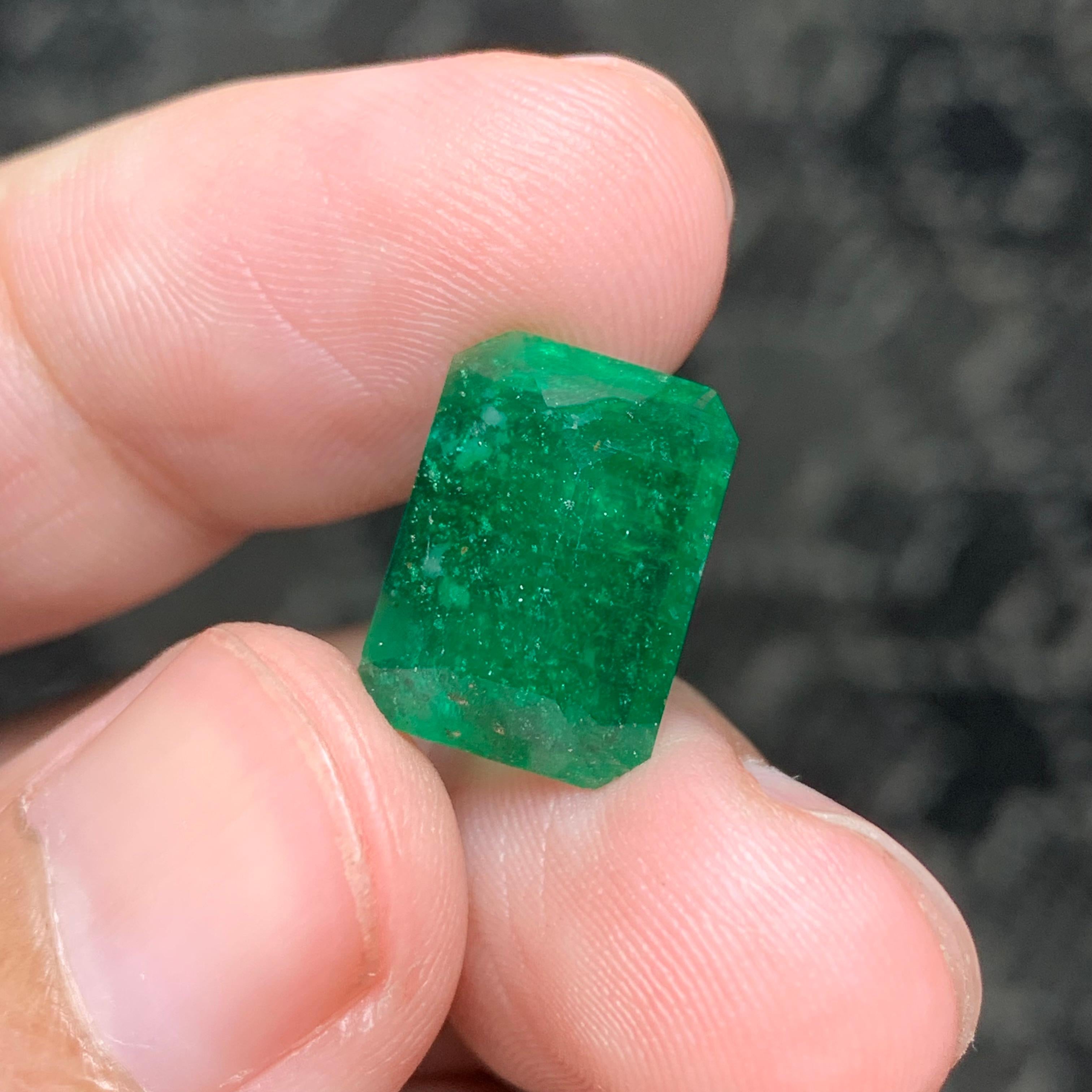 5.75 Carat Natural Loose Pure Green Emerald Gemstone From Swat Mine For Sale 3