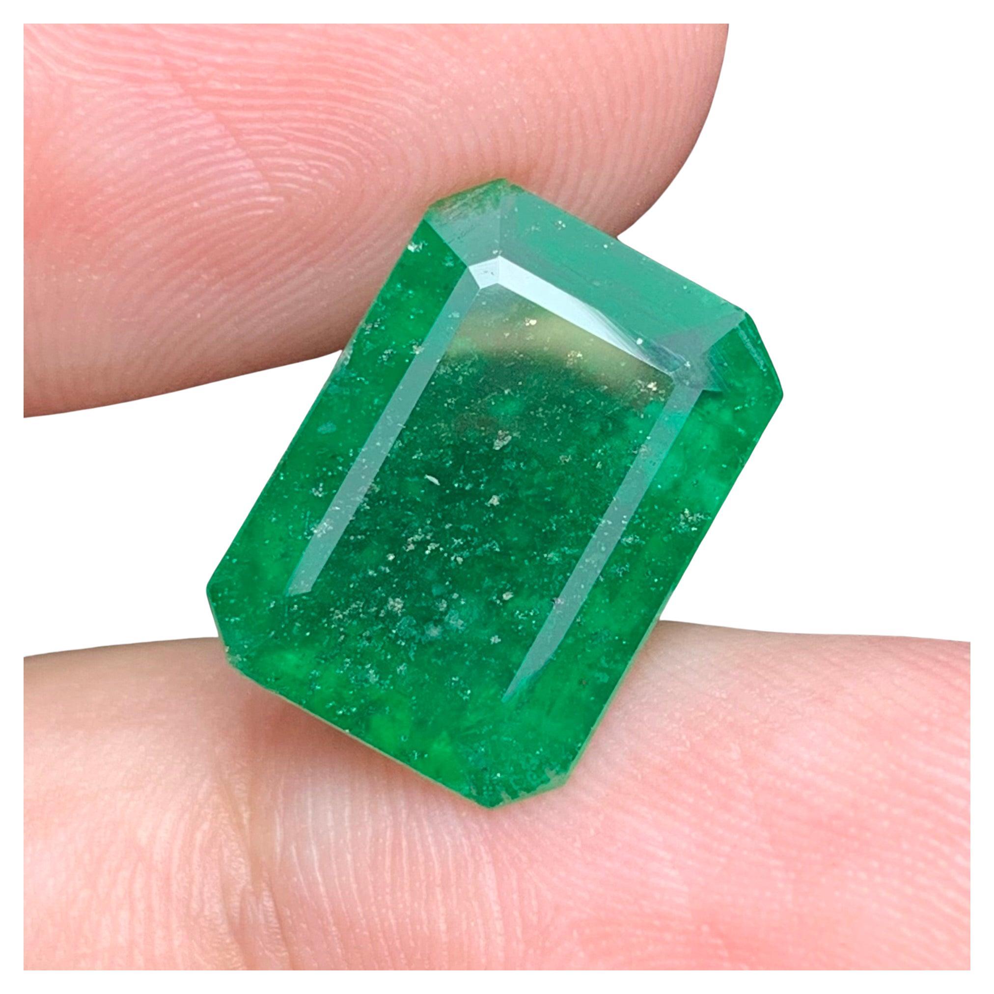 5.75 Carat Natural Loose Pure Green Emerald Gemstone From Swat Mine For Sale