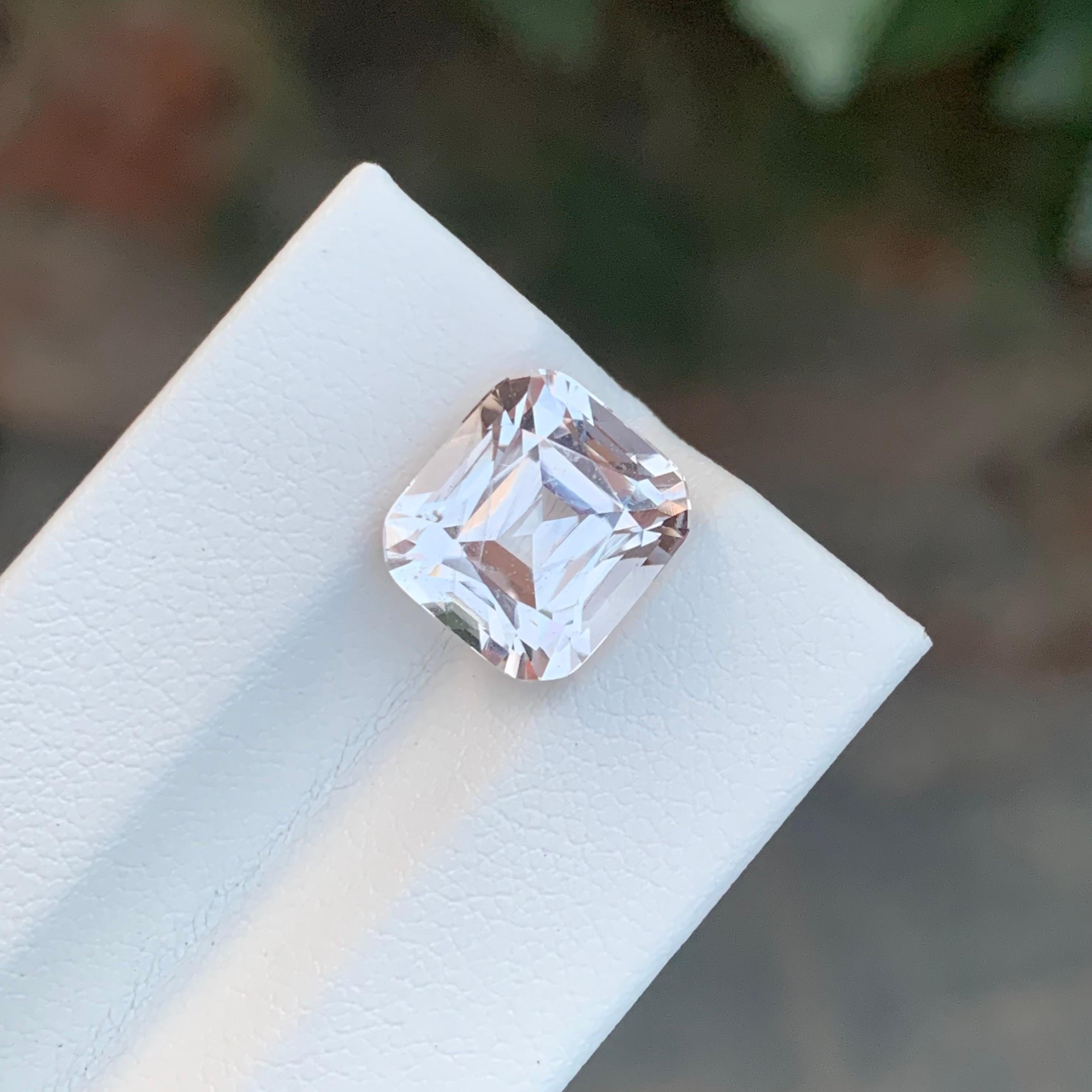Tipo di gemma : Morganite
Peso : 5,75 Carati
Dimensioni: 10,5 x 9,5 x 8,1 mm
Origine : Afghanistan
Forma: Taglio a cuscino
Colore: rosa chiaro 
Certificato: Su richiesta

Si ritiene che la morganite porti guarigione, compassione e promesse a chi la