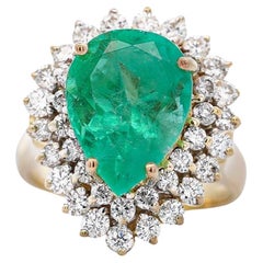 Esmeralda colombiana talla pera de 5,75 quilates Halo de diamantes Anillo de oro de 18 quilates con esmeraldas