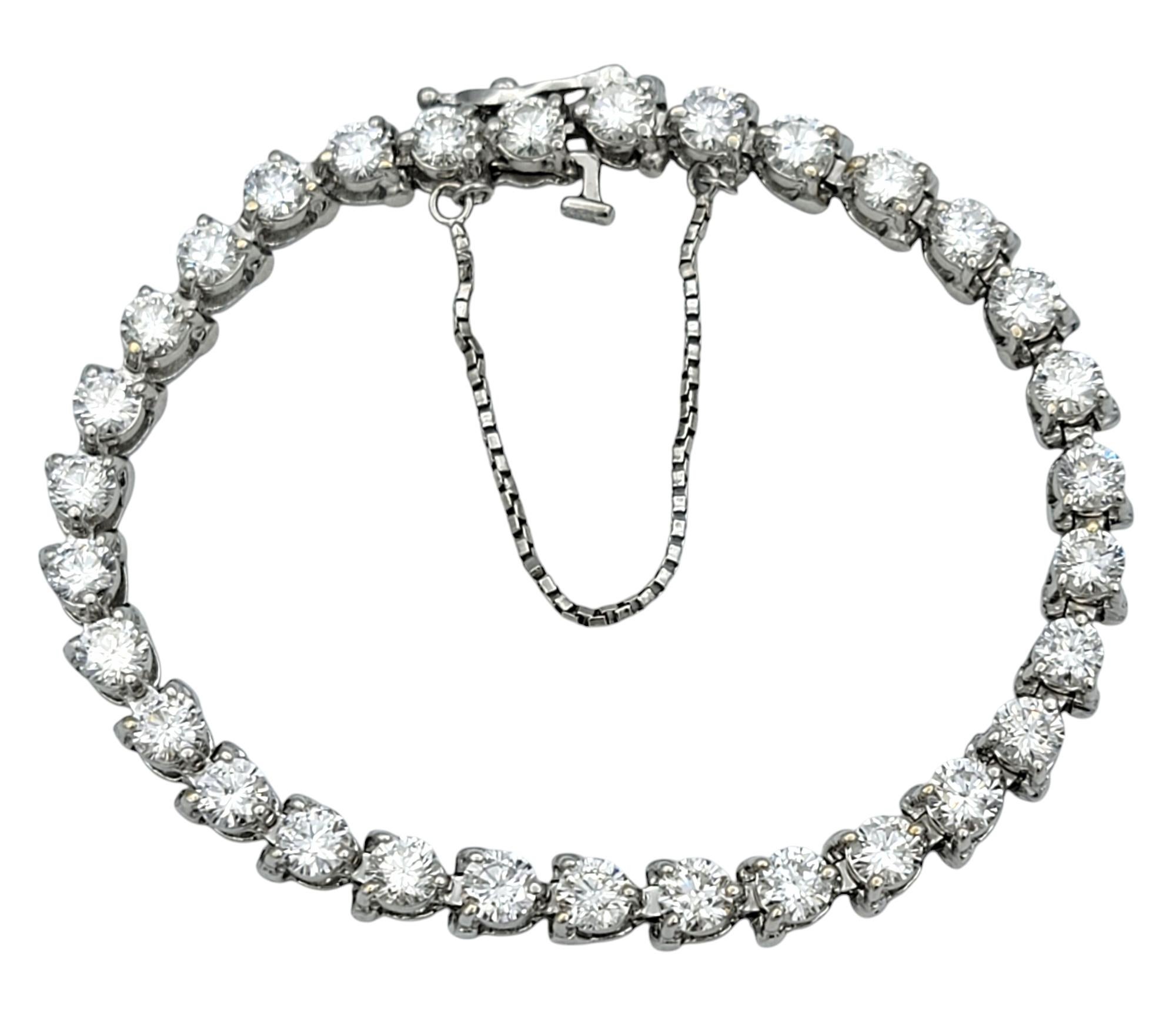 Contemporaneo Bracciale tennis con diamanti tondi e brillanti da 5,75 carati totali in oro bianco 14 carati in vendita