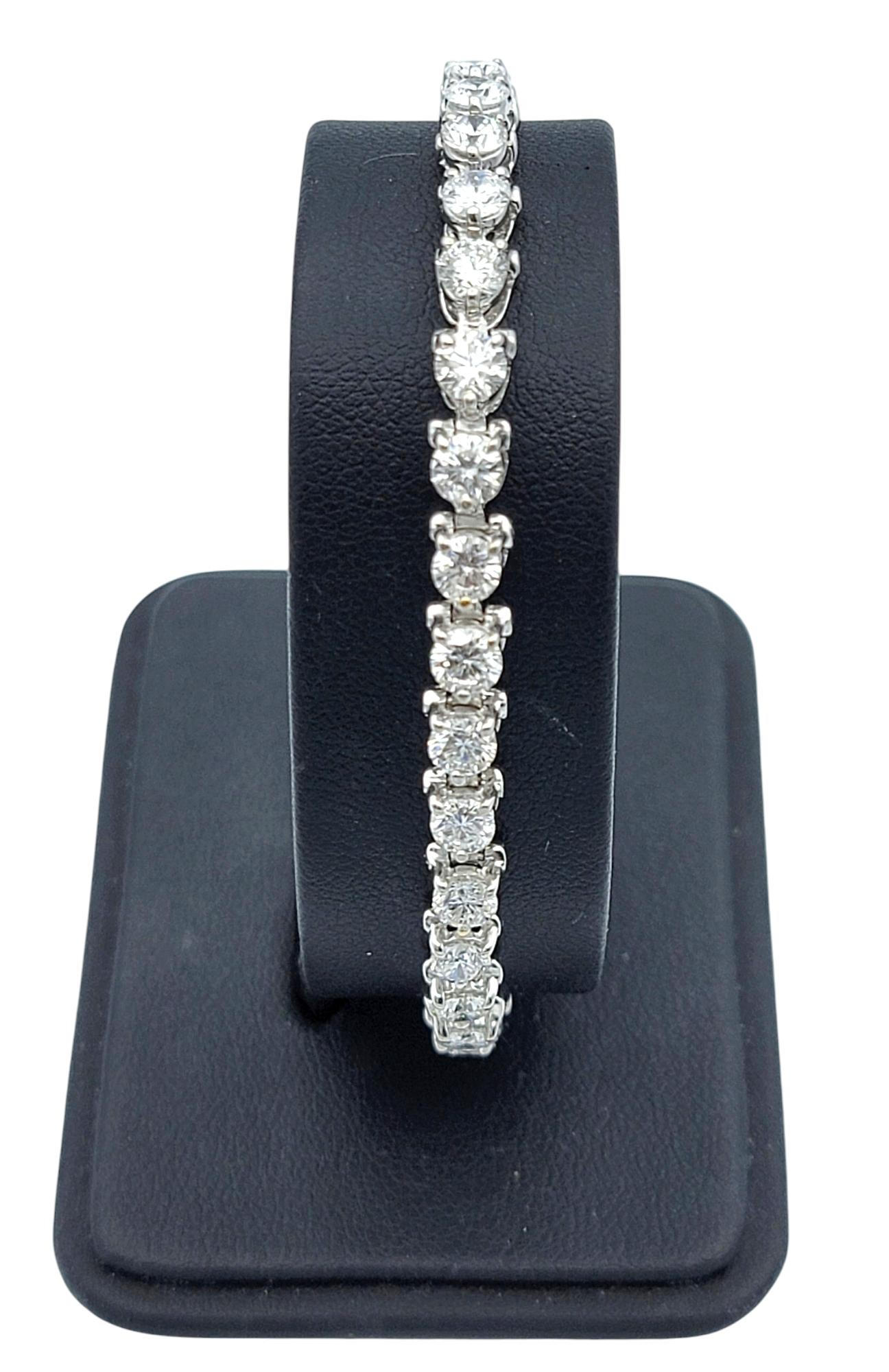 Donna Bracciale tennis con diamanti tondi e brillanti da 5,75 carati totali in oro bianco 14 carati in vendita