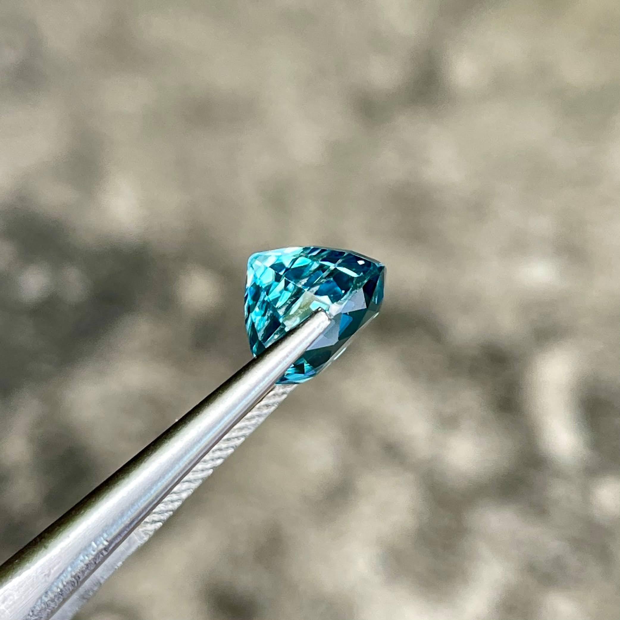 5.75 carats Blue Zircon Stone Round Cut Natural Cambodian Gemstone In New Condition In Bangkok, TH