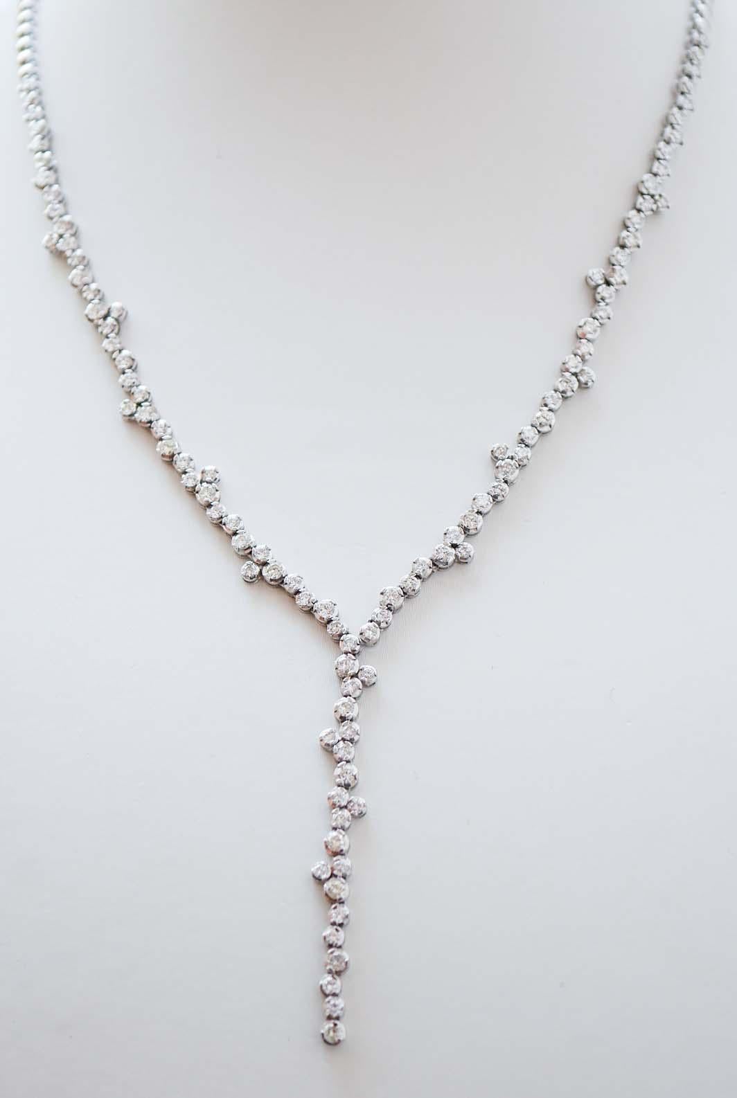 Elegante collana con struttura in oro bianco 18 kt montata con diamanti per metà della lunghezza.
Diamanti 5,75 ct
Peso totale 25,30
RF    G   GCEHO
RK.AUCEF92

Per qualsiasi informazione, non esitare a contattare il venditore attraverso il centro