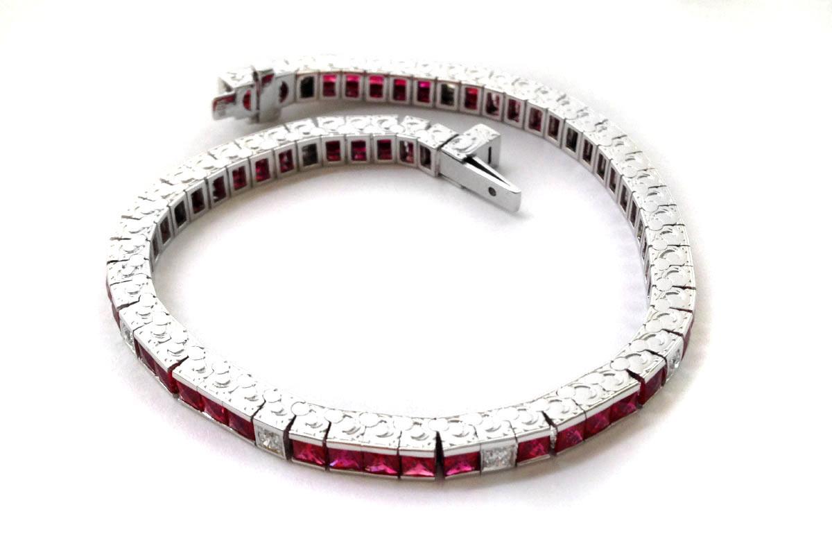 5.75 Carats Rubies Diamonds set in 18K White Gold Bracelet In New Condition For Sale In Los Angeles, CA