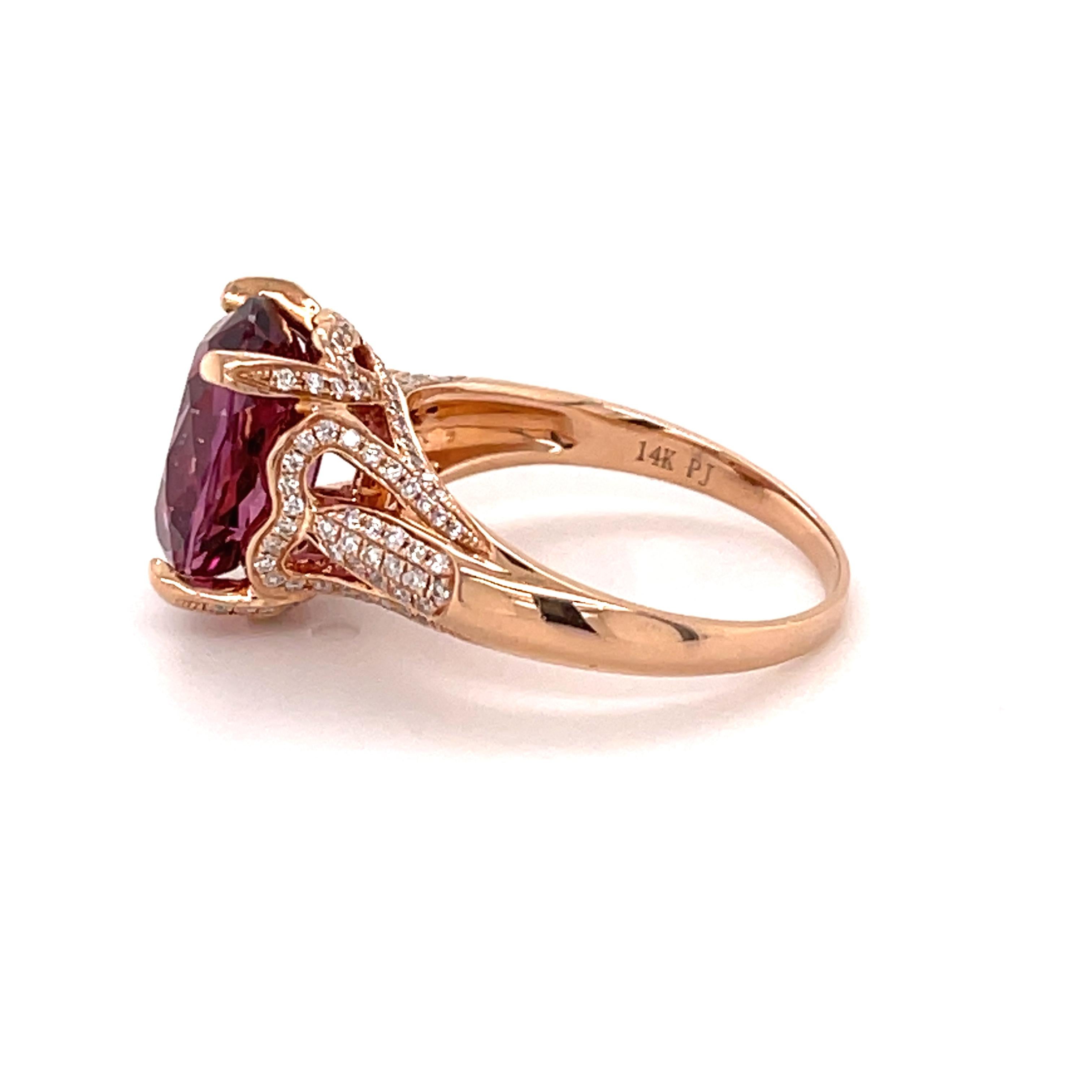 This dazzling Mahenge Malaya Garnet is set in an almost simple 14-karat rose-gold ring. If you like hearts, you have to look at the ring from the side to see the heart shape in the stone-basket.
Mahenge Malaya Garnet is a recently found gemstone and