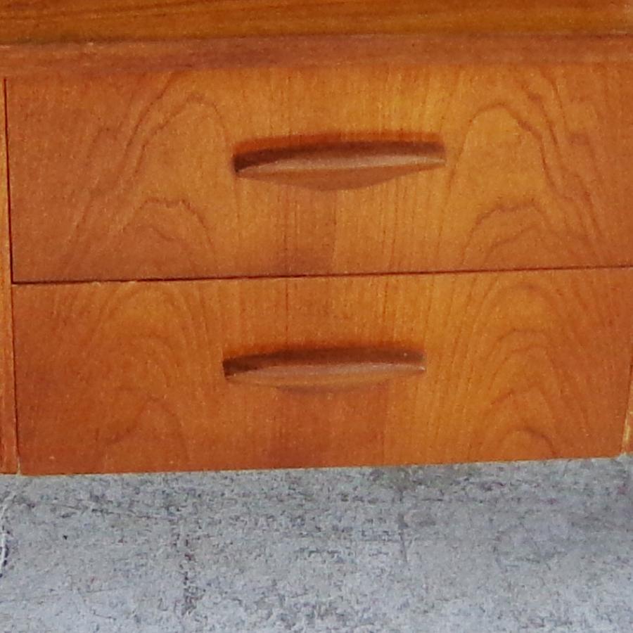 Teakholz-Credenza mit Kufengestell aus der Mitte des Jahrhunderts. Maß: 57.5