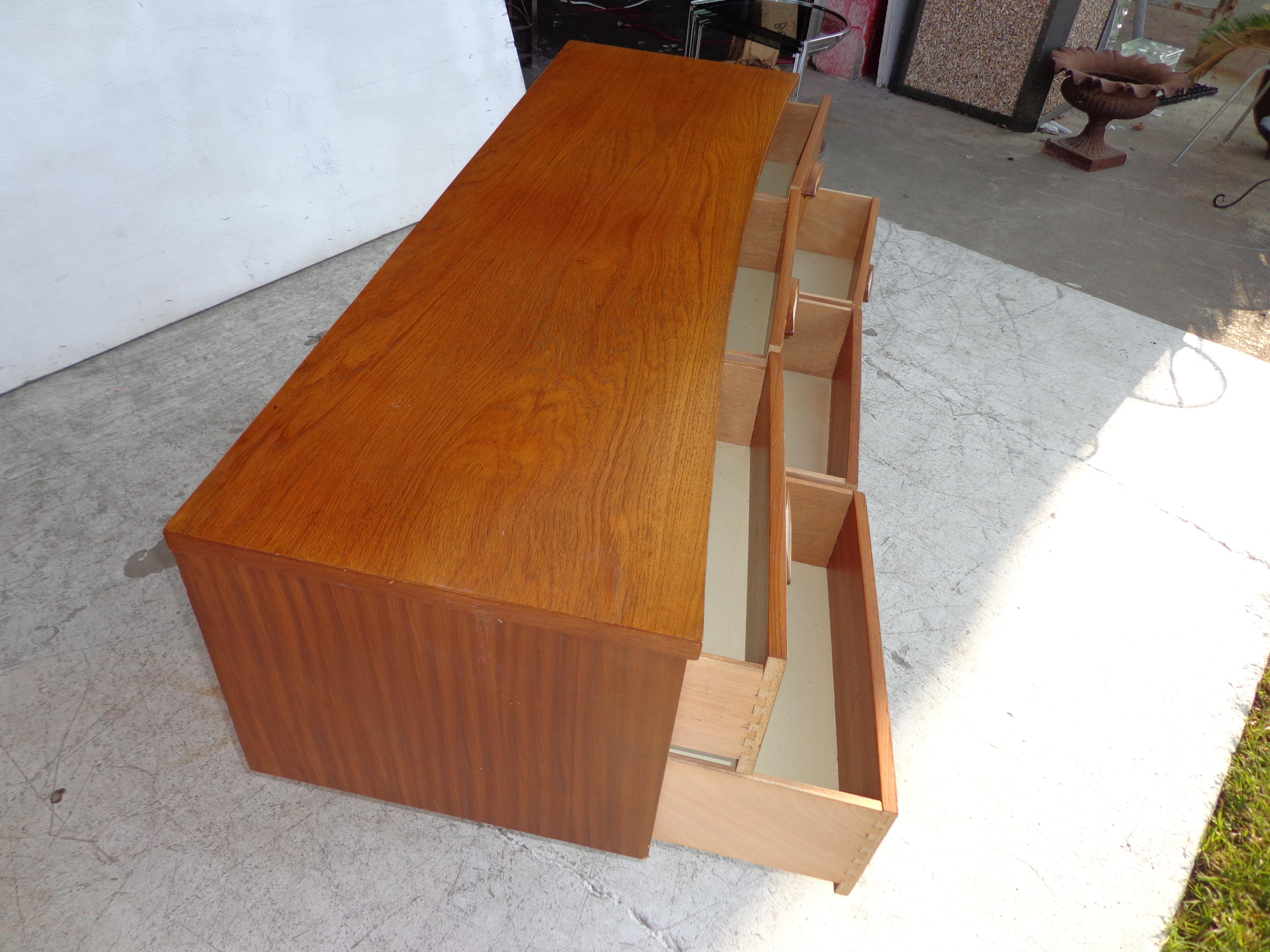 Mid Century Teak Credenza In Good Condition For Sale In Pasadena, TX