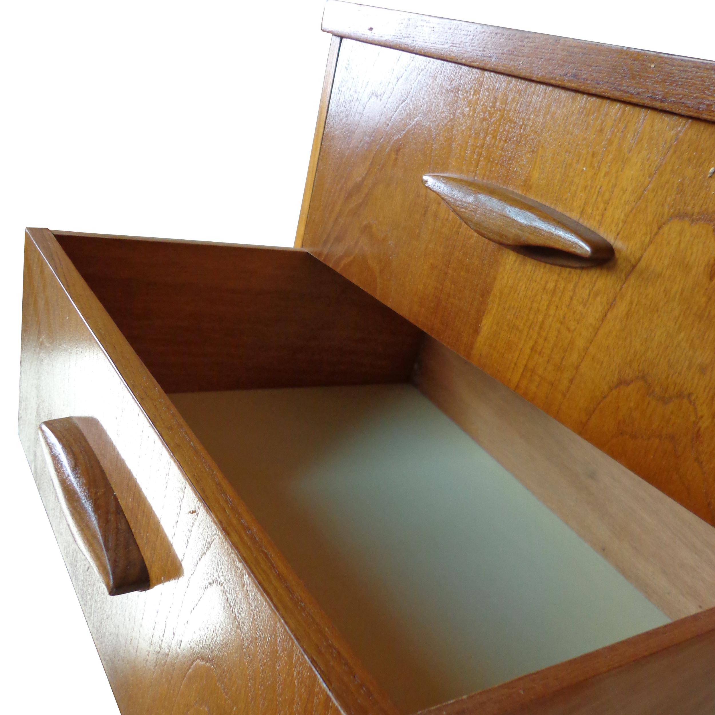 Credenza de teca de mediados de siglo en venta 2