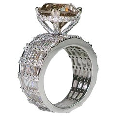 Cocktailring mit 5,75 Karat Champagner-Diamant