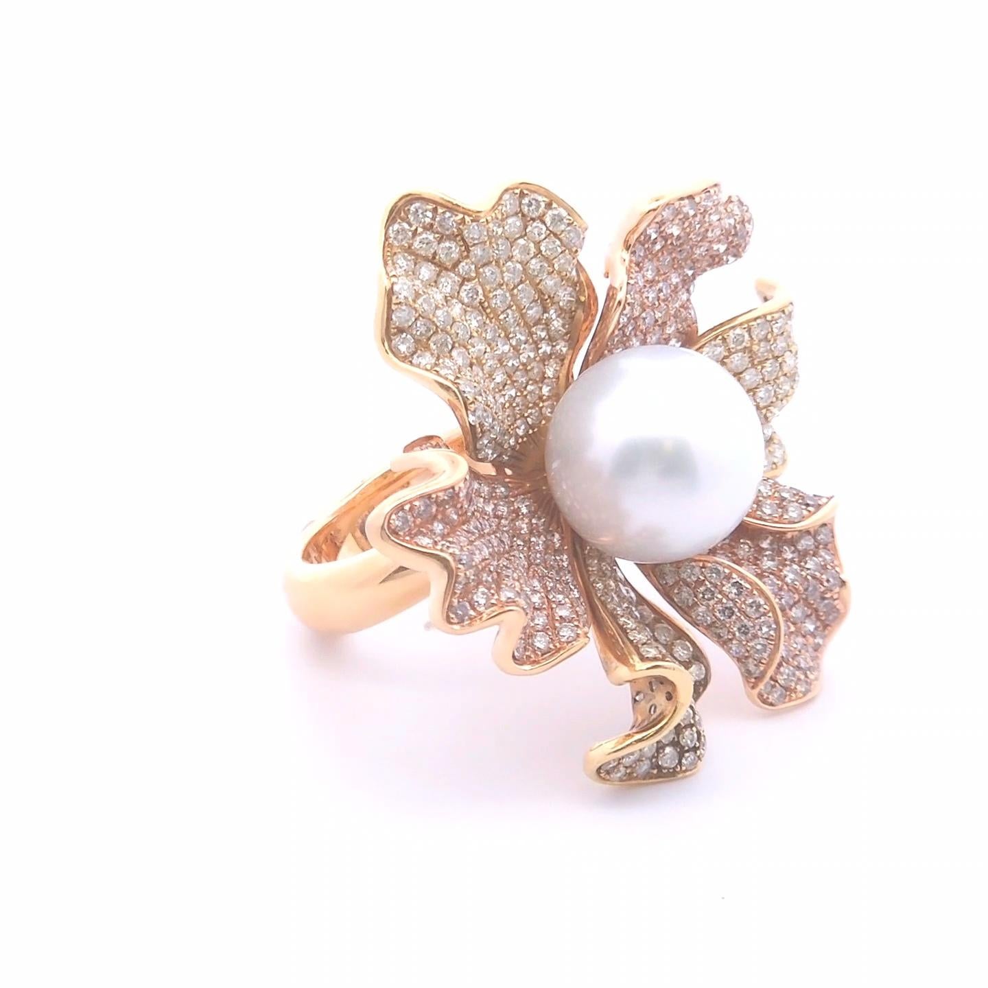 Round Cut 5.75ct Diamond and Pearl Ring in 18k Yellow Gold For Sale