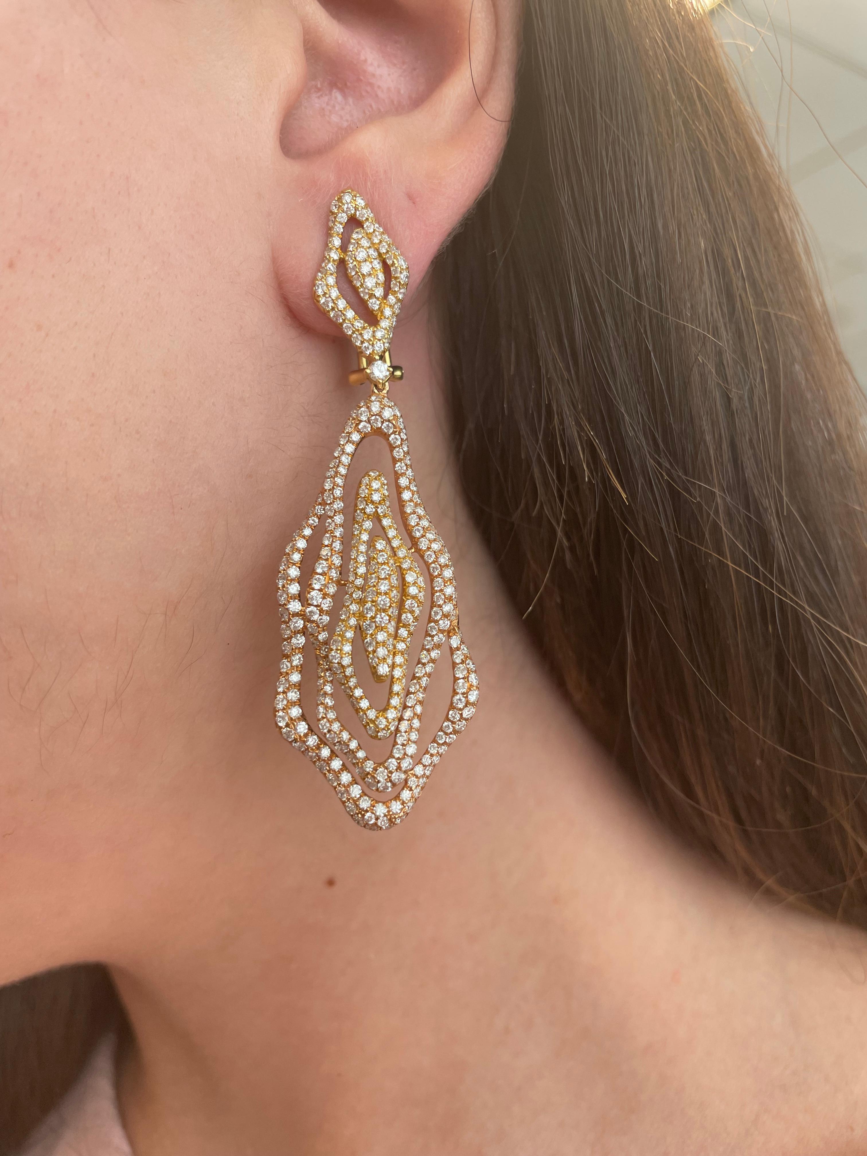 Wunderschöne zweifarbige Ohrringe mit Diamantbesatz.
5.75 ct. runde Brillanten, ungefährer Farbgrad G/H und Reinheitsgrad VS2/SI1 Diamanten. 18 Karat Rosé- und Gelbgold. 
Untergebracht mit einer aktuellen Schätzung von einem GIA G.G. auf Anfrage.