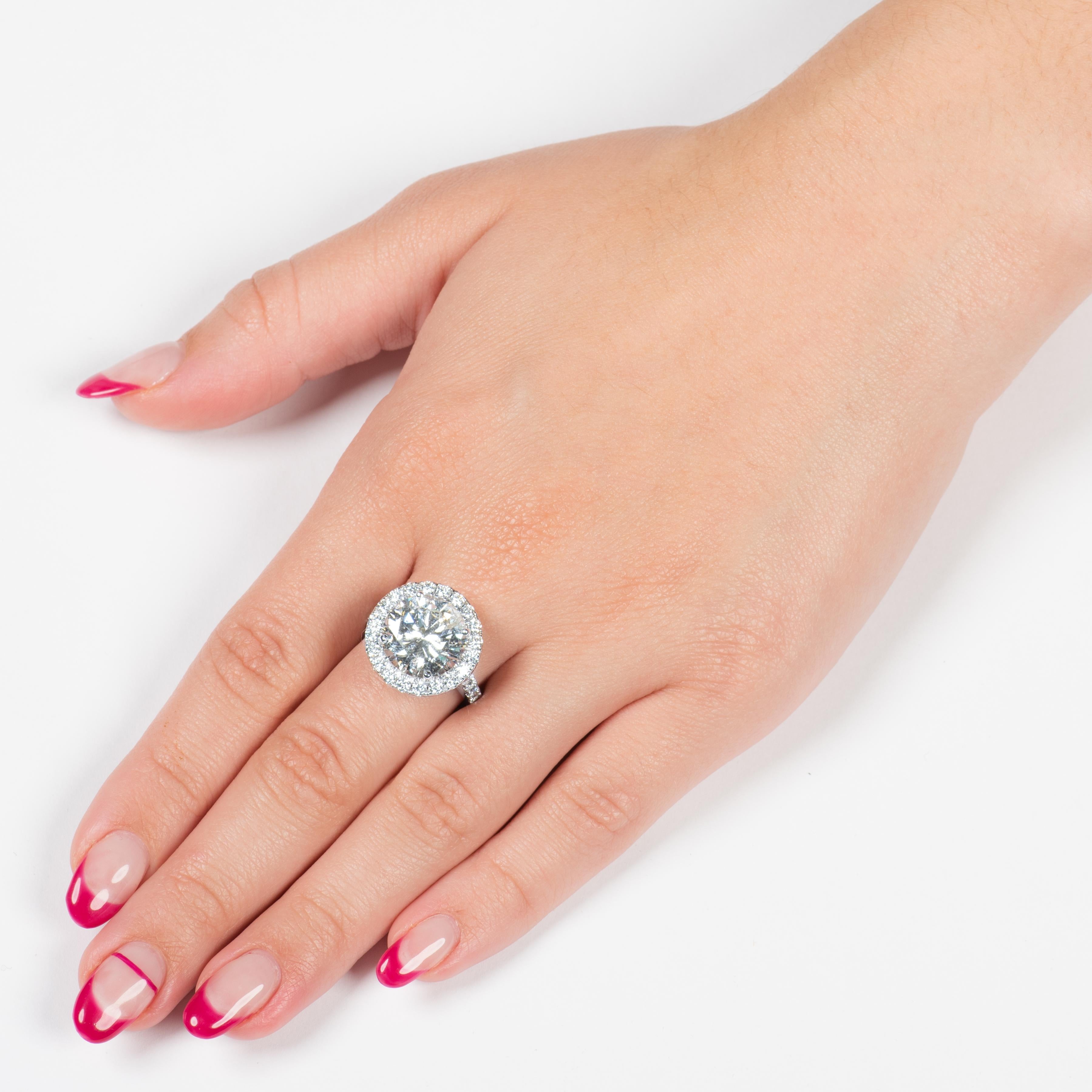 5,75 Karat runder Brillant Diamant L I2 GIA Report Diamant Halo in 14kt Weißgold im Zustand „Neu“ in Houston, TX