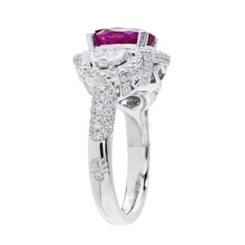 5.76 Carat Cushion Cut Rare Pink Sapphire and Diamond Ring in 18kt Whit Gold In New Condition For Sale In Road Town, VG
