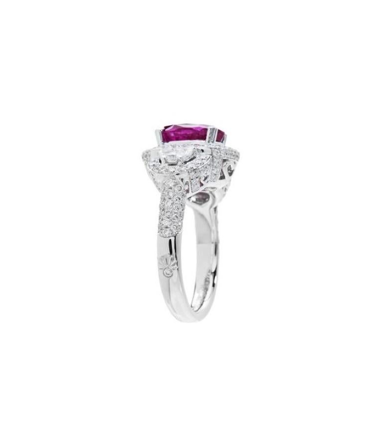 5.76 Carat Cushion Cut Rare Pink Sapphire and Diamond Ring in 18 Karat Gold In New Condition For Sale In Nassau, BS