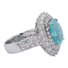 5,76 : Bague classique sertie d'un diamant certifié « Paraíba néon » du Mozambique, accompagné de diamants blancs