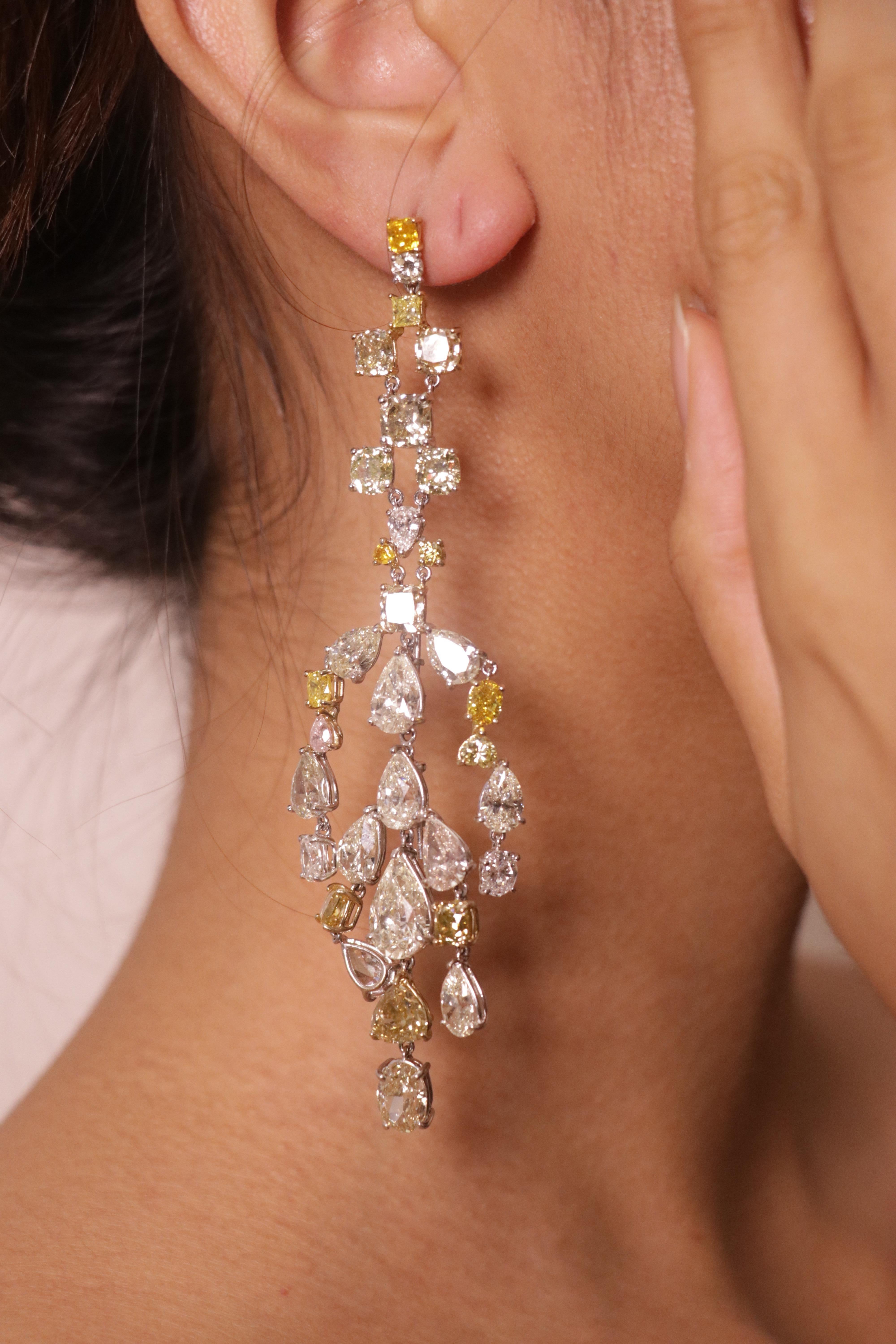 Boucles d'oreilles chandelier en or 57,64 carats de diamants de couleur fantaisie et de diamants blancs en vente 12