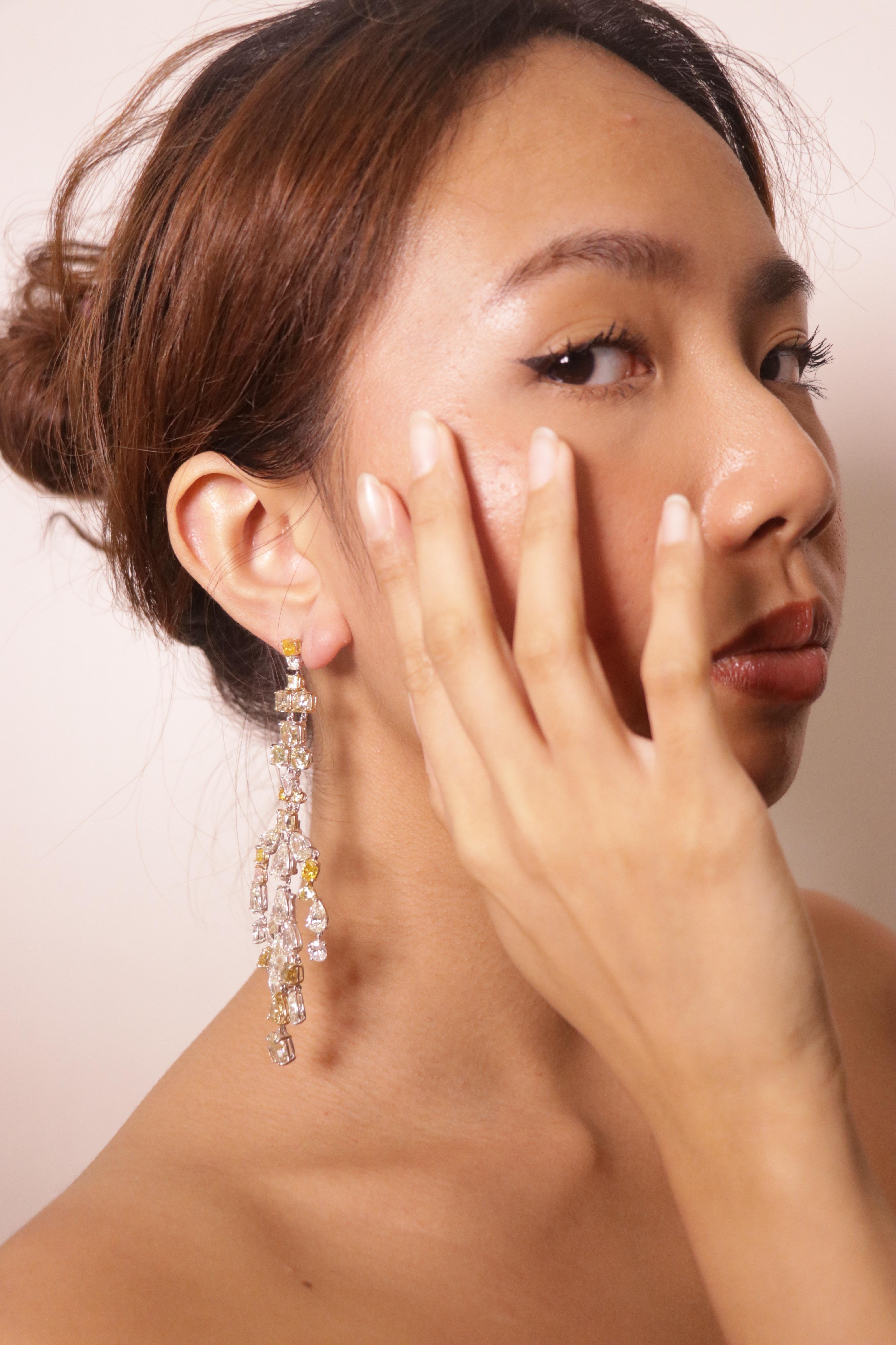 Boucles d'oreilles chandelier en or 57,64 carats de diamants de couleur fantaisie et de diamants blancs en vente 13