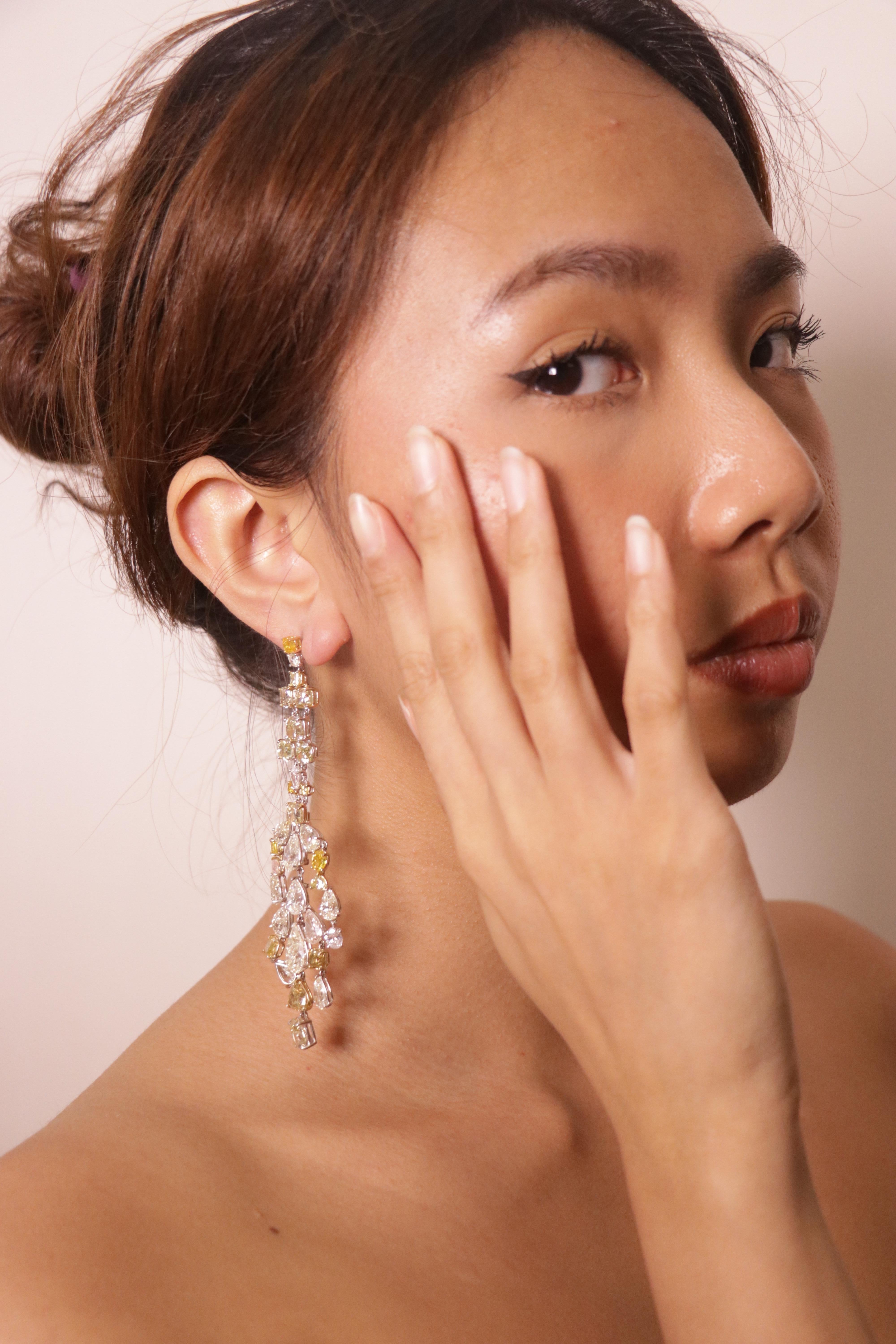 Boucles d'oreilles chandelier en or 57,64 carats de diamants de couleur fantaisie et de diamants blancs en vente 14