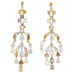 Boucles d'oreilles chandelier en or avec diamants de couleur fantaisie de 57,64 carats et diamants blancs