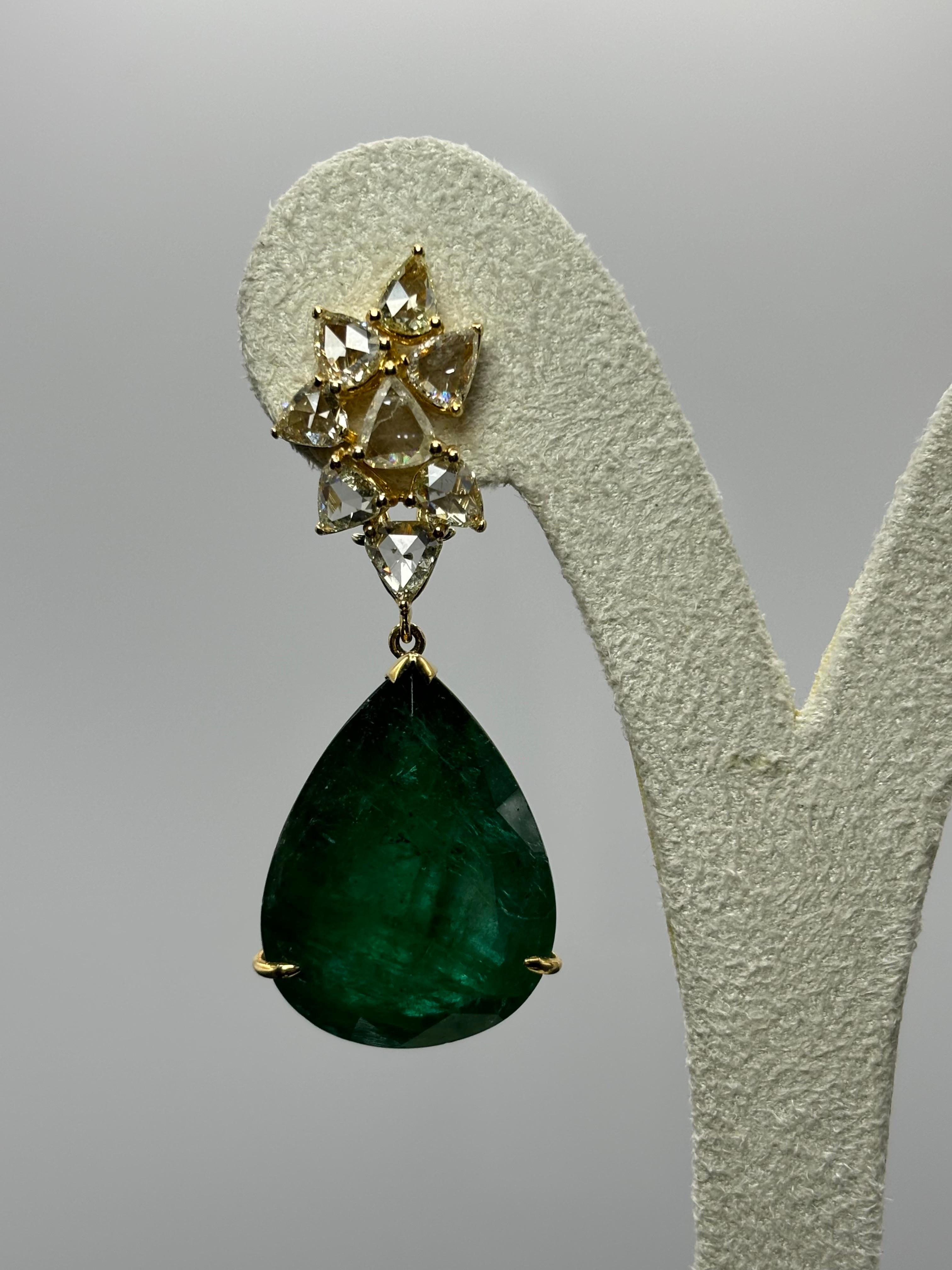 57,65 Karat Smaragd und 3,32 Karat Diamanten Ohrringe baumeln im Zustand „Neu“ im Angebot in Bangkok, Thailand