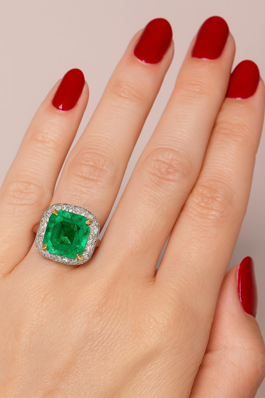 Taglio smeraldo Anello con smeraldo colombiano e diamante da 5,77 carati di qualità AAA+ in vendita