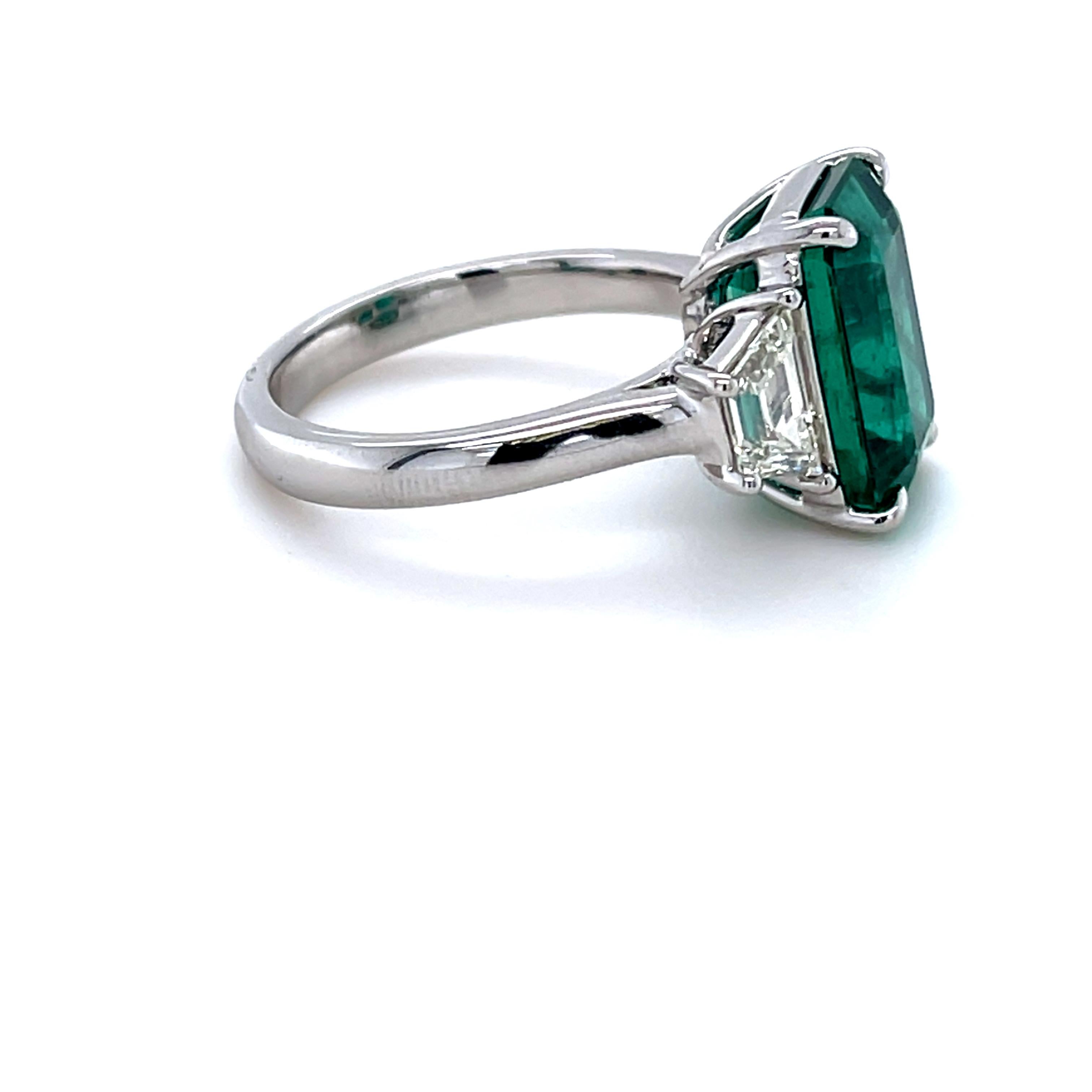5.77 Carat Emerald Cut Emerald & Diamond Ring in Platinum In New Condition For Sale In Great Neck, NY